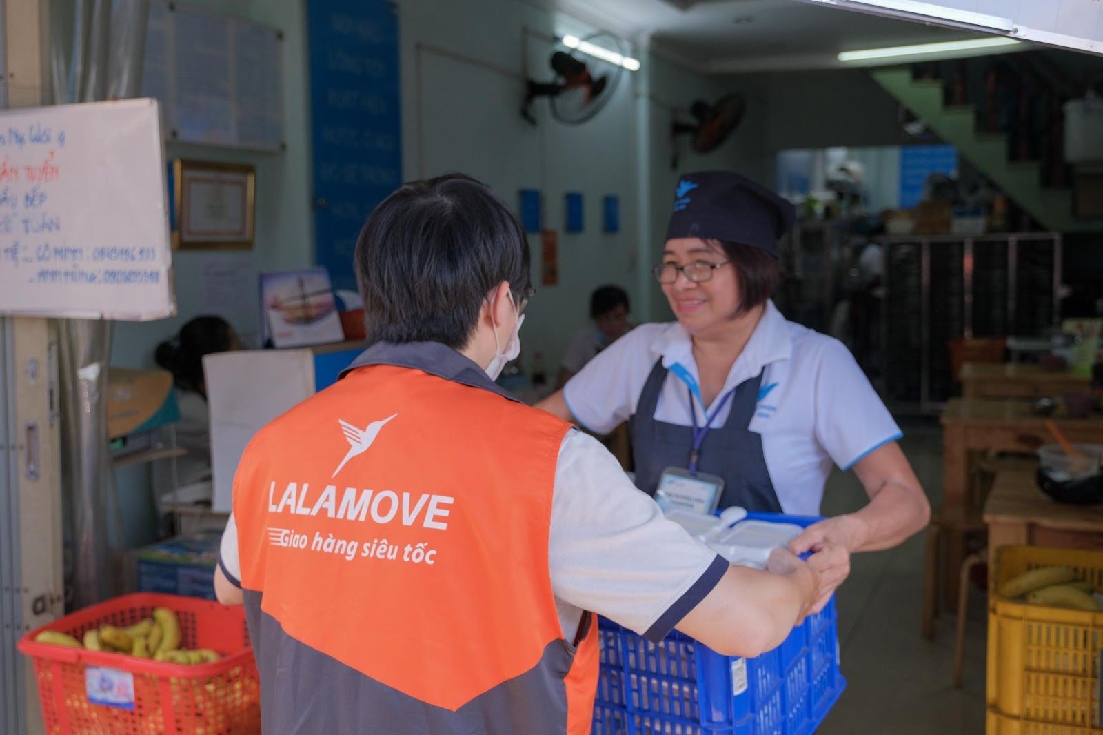 Lalamove Việt Nam đồng hành cùng Quỹ Bông Sen mang "Quán cơm Yên vui & Nụ cười" đến hàng nghìn người khó khăn và đối tác tài xế Lalamove Việt Nam đồng hành cùng Quỹ Bông Sen mang "Quán cơm Yên vui & Nụ cười" đến hàng nghìn người khó khăn và đối tác tài xế