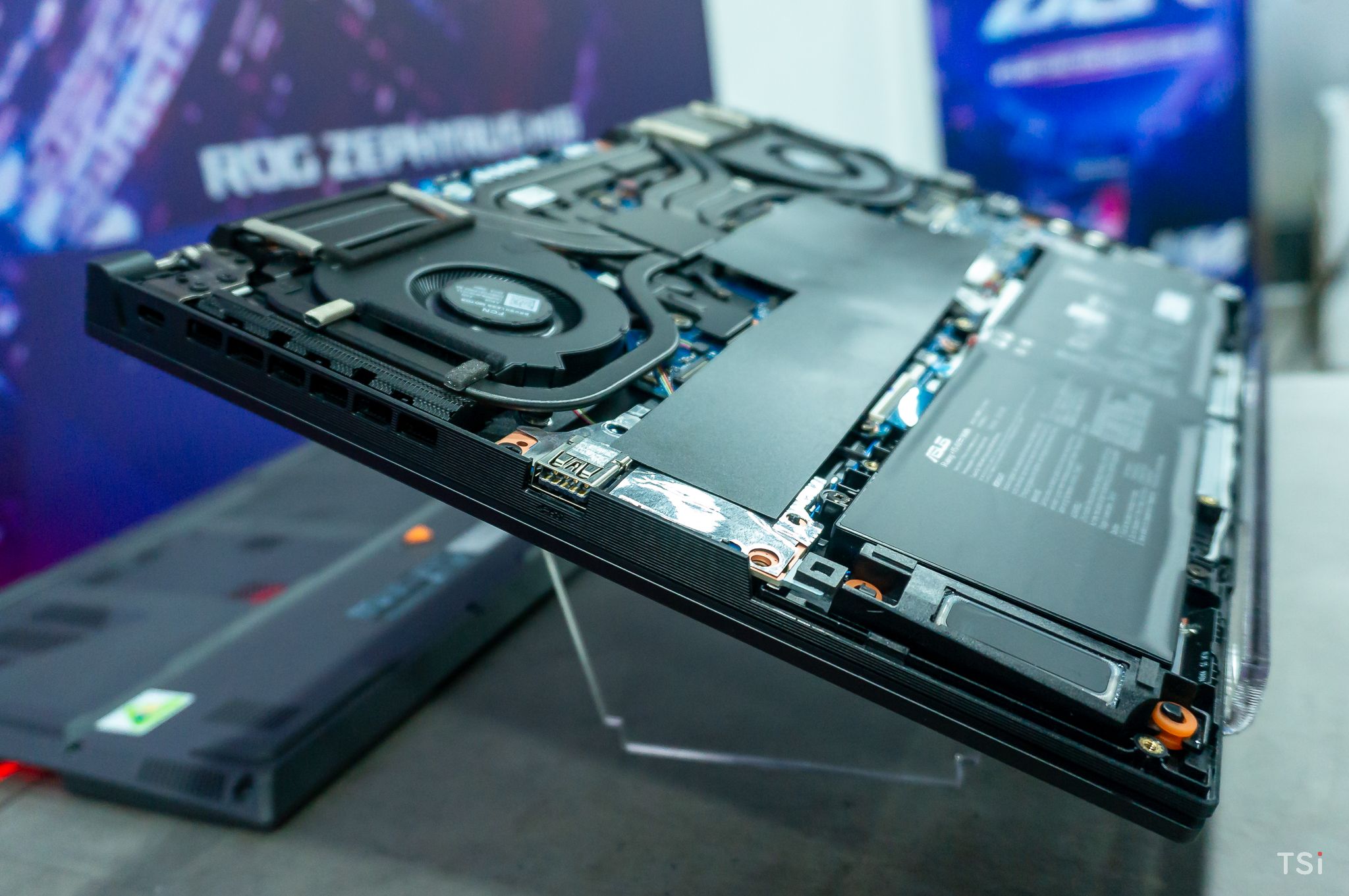 ASUS Republic of Gamers giới thiệu hệ sinh thái toàn diện cho Game thủ