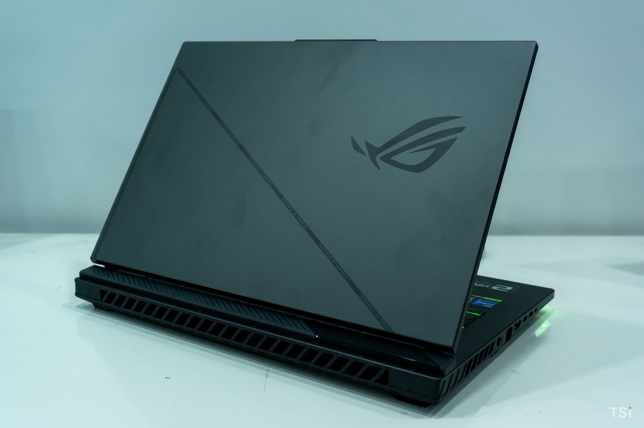 ASUS Republic of Gamers giới thiệu hệ sinh thái toàn diện cho Game thủ