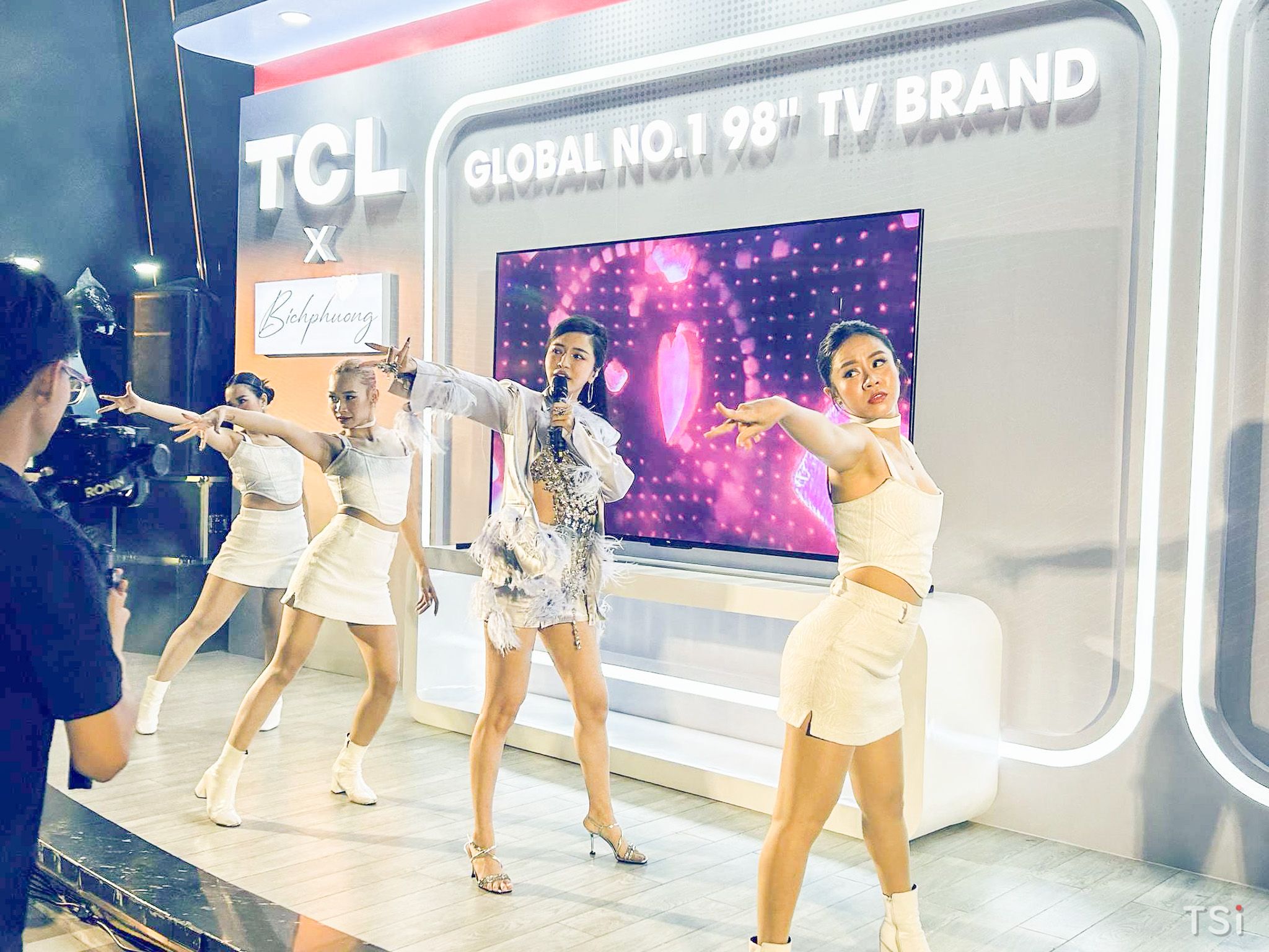 TCL công bố ca sĩ Bích Phương là người đồng hành thương hiệu 2023 TCL công bố ca sĩ Bích Phương là người đồng hành thương hiệu 2023