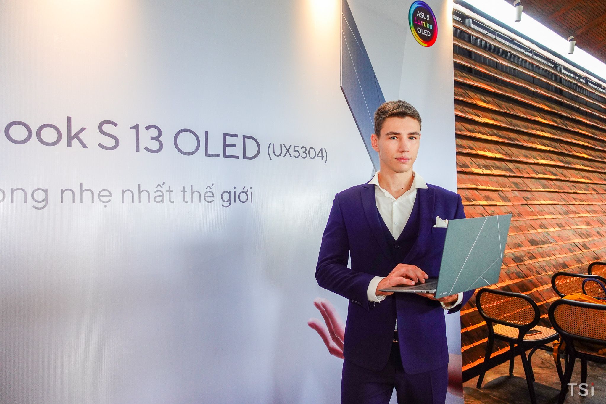 ASUS mở bán Zenbook S 13 OLED: laptop mỏng nhẹ nhất thế giới, giá từ 40 triệu đồng ASUS mở bán Zenbook S 13 OLED: laptop mỏng nhẹ nhất thế giới, giá từ 40 triệu đồng