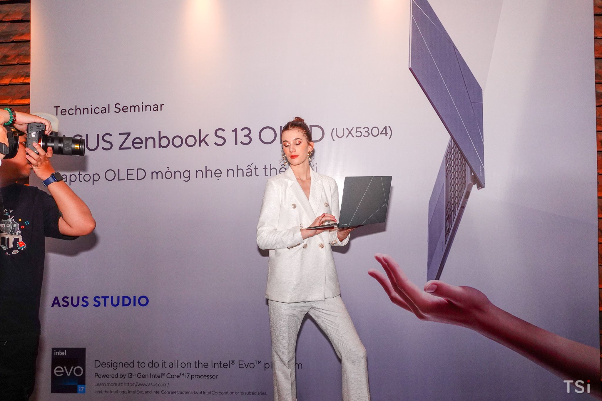 ASUS mở bán Zenbook S 13 OLED: laptop mỏng nhẹ nhất thế giới, giá từ 40 triệu đồng ASUS mở bán Zenbook S 13 OLED: laptop mỏng nhẹ nhất thế giới, giá từ 40 triệu đồng