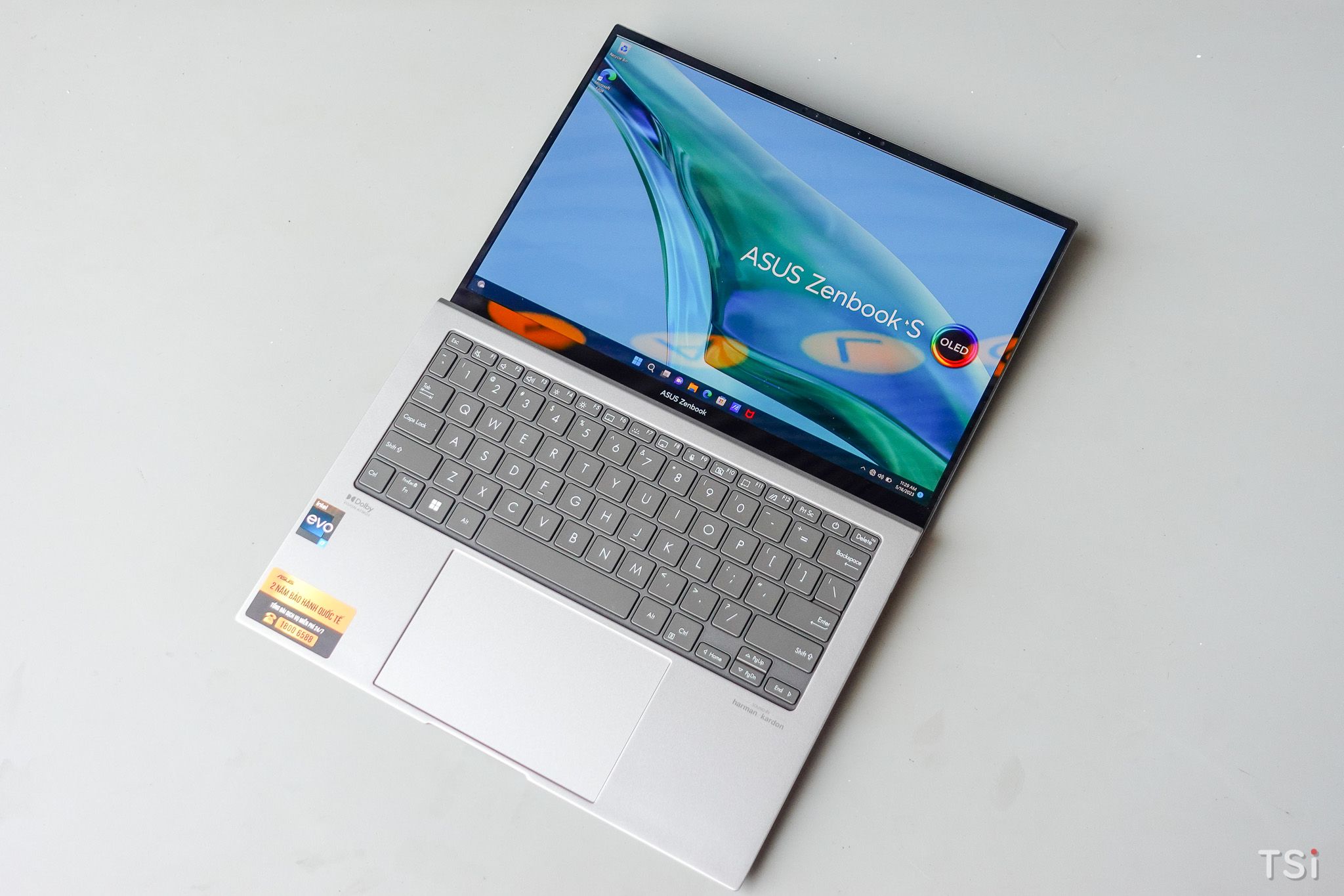 ASUS mở bán Zenbook S 13 OLED: laptop mỏng nhẹ nhất thế giới, giá từ 40 triệu đồng ASUS mở bán Zenbook S 13 OLED: laptop mỏng nhẹ nhất thế giới, giá từ 40 triệu đồng
