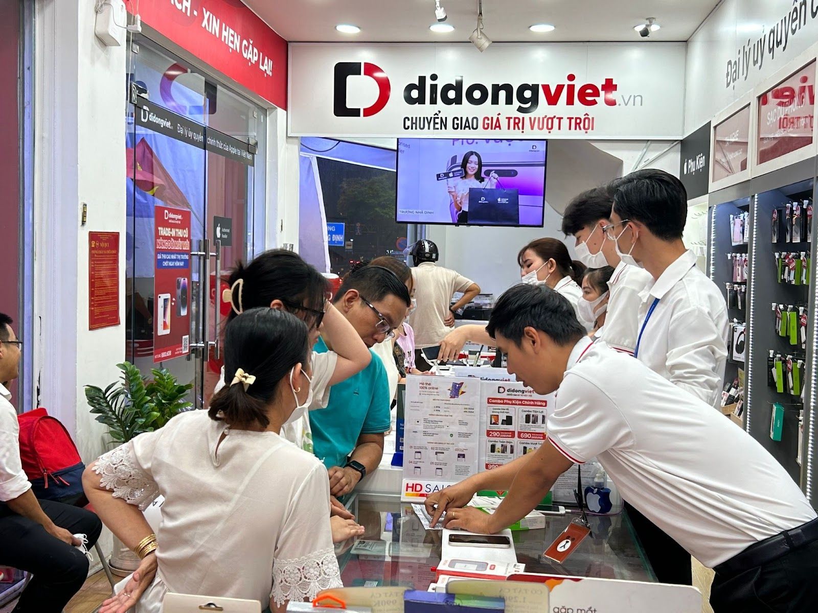 Một tháng sau cuộc chiến giá rẻ, chuỗi bán lẻ nào đang bán điện thoại rẻ nhất? Một tháng sau cuộc chiến giá rẻ, chuỗi bán lẻ nào đang bán điện thoại rẻ nhất?