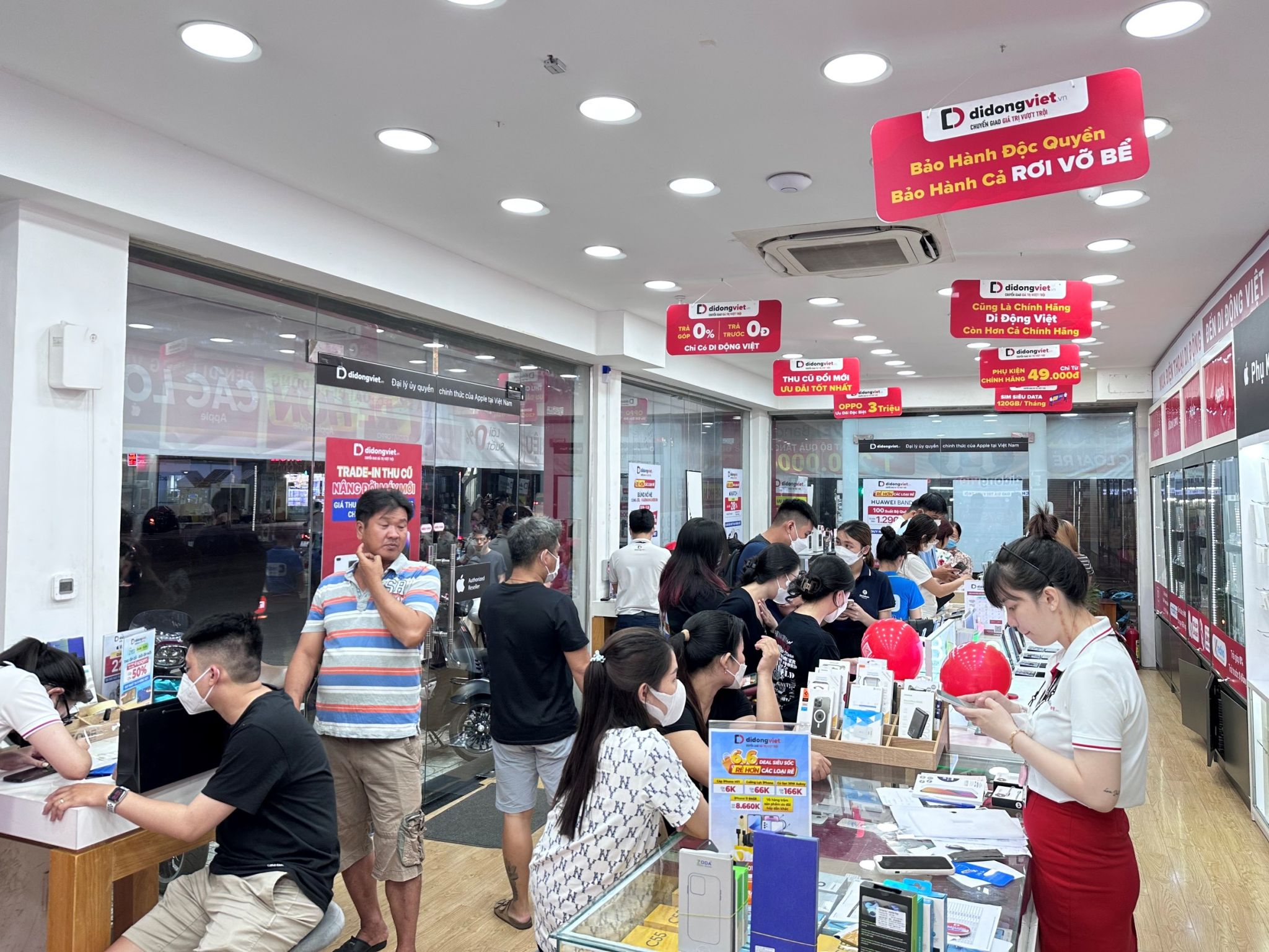 Di Động Việt tiếp tục cuộc chiến giá với thông điệp “Rẻ hơn các loại rẻ”, các dòng điện thoại, phụ kiện công nghệ giảm chạm đáy đến 80%, chỉ còn từ 49 ngàn đồng vào cuối tháng 6. 215830-di-dong-viet-re-dien-thoa-giam-den-80%