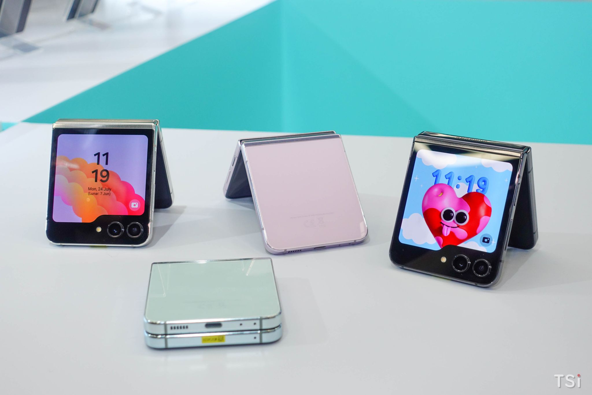 Trên tay nhanh Galaxy Z Flip5: sang trọng, màn hình ngoài hấp dẫn Trên tay nhanh Galaxy Z Flip5: sang trọng, màn hình ngoài hấp dẫn