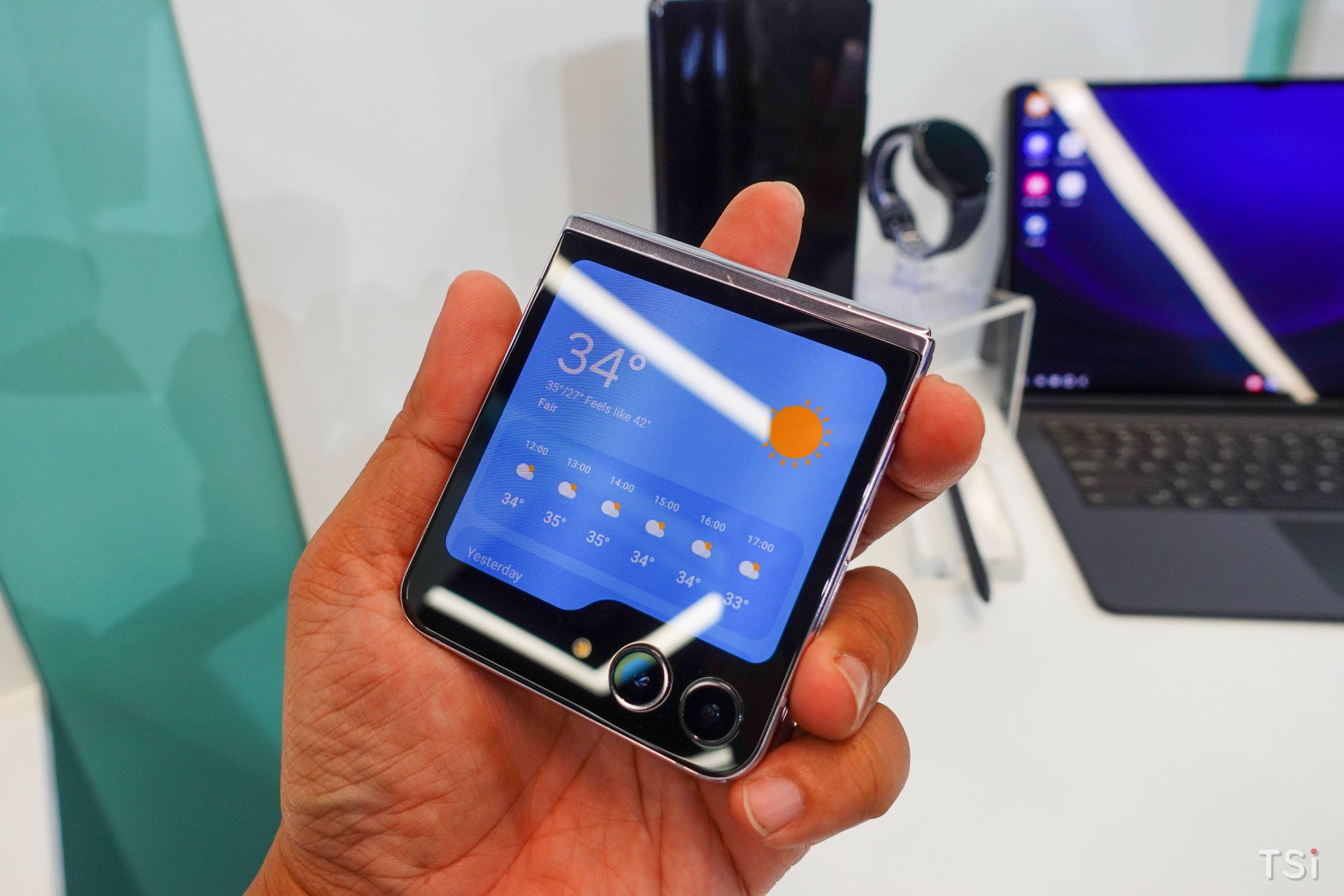 Trên tay nhanh Galaxy Z Flip5: sang trọng, màn hình ngoài hấp dẫn Trên tay nhanh Galaxy Z Flip5: sang trọng, màn hình ngoài hấp dẫn