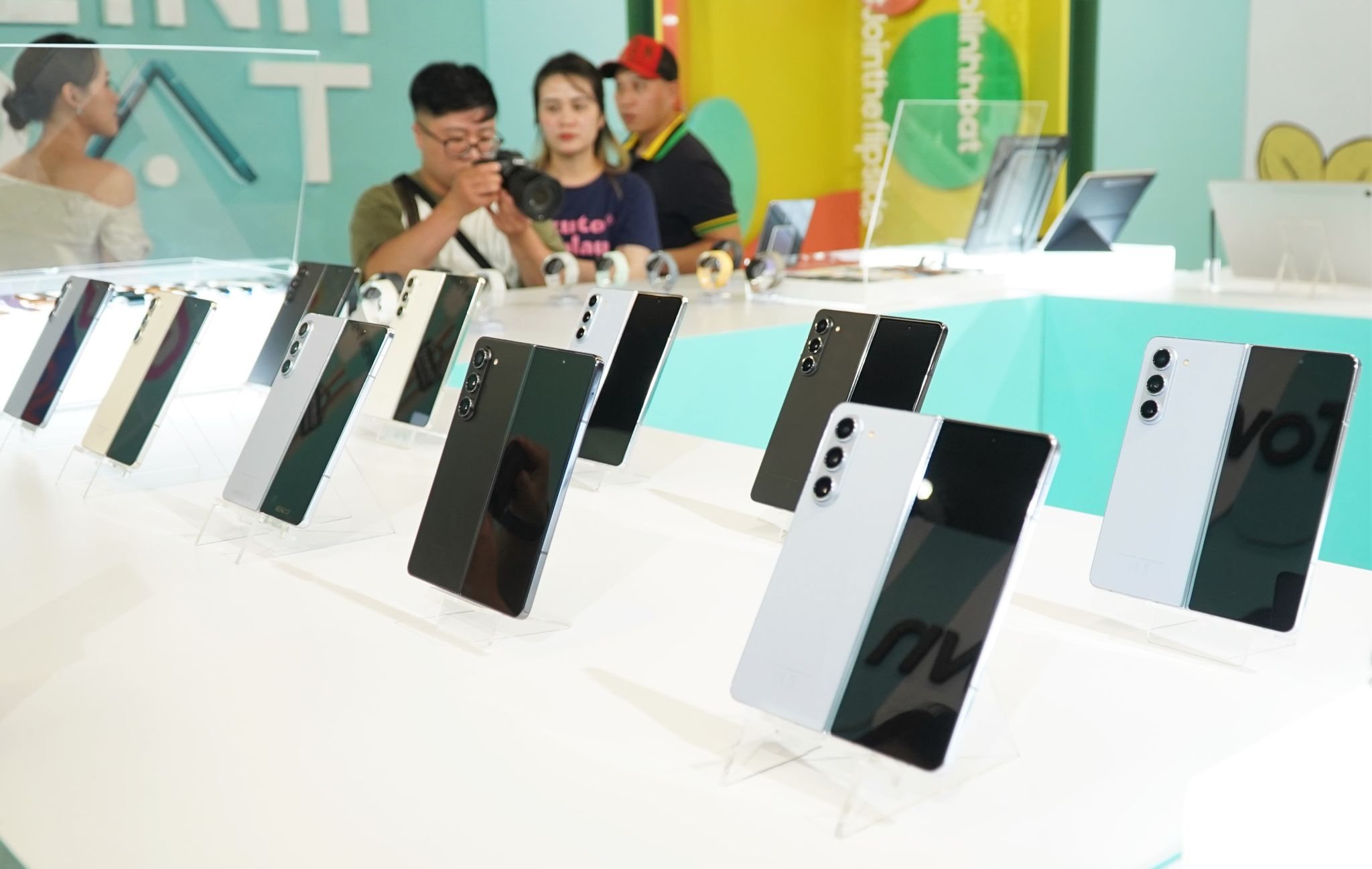 Di Động Việt nhận đặt trước Galaxy Z Fold5|Z Flip5 với nhiều ưu đãi độc quyền trị giá hơn 8 triệu đồng 217495-di-dong-viet-galaxy-z-fold5z-flip5