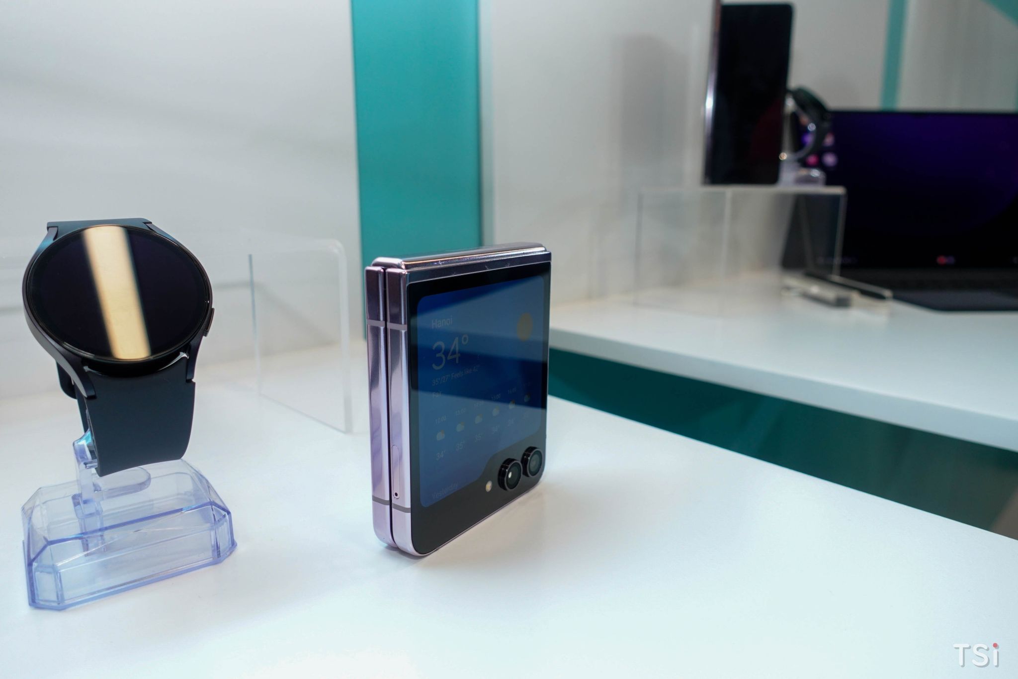 Trên tay nhanh Galaxy Z Flip5: sang trọng, màn hình ngoài hấp dẫn Trên tay nhanh Galaxy Z Flip5: sang trọng, màn hình ngoài hấp dẫn