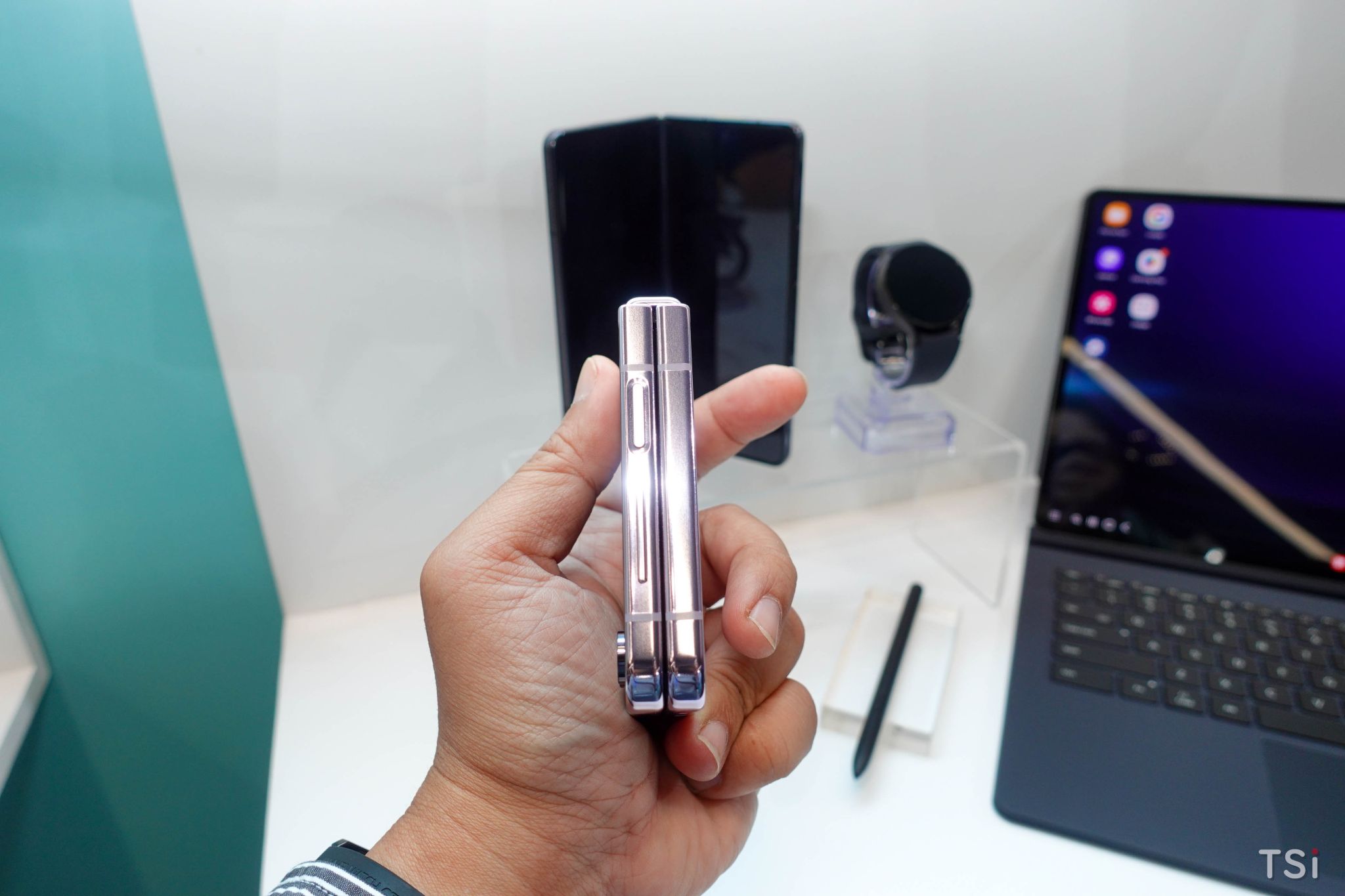 Trên tay nhanh Galaxy Z Flip5: sang trọng, màn hình ngoài hấp dẫn Trên tay nhanh Galaxy Z Flip5: sang trọng, màn hình ngoài hấp dẫn