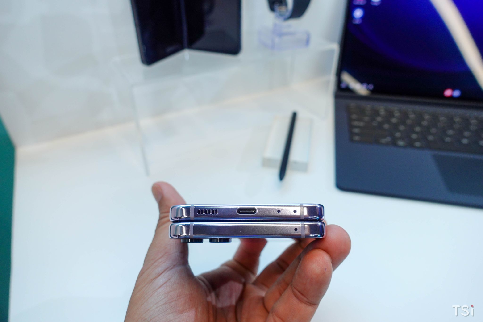 Trên tay nhanh Galaxy Z Flip5: sang trọng, màn hình ngoài hấp dẫn Trên tay nhanh Galaxy Z Flip5: sang trọng, màn hình ngoài hấp dẫn