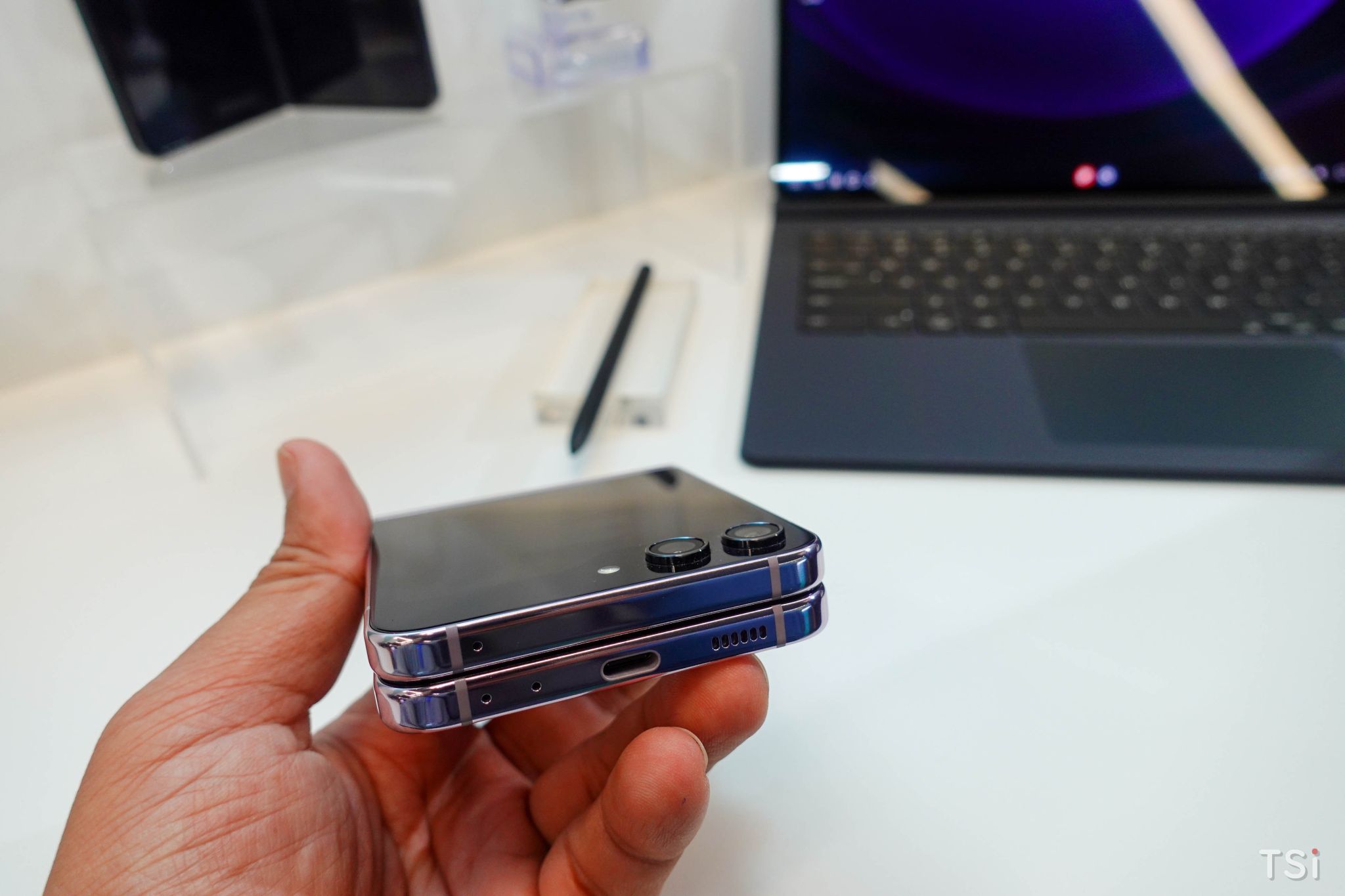 Trên tay nhanh Galaxy Z Flip5: sang trọng, màn hình ngoài hấp dẫn