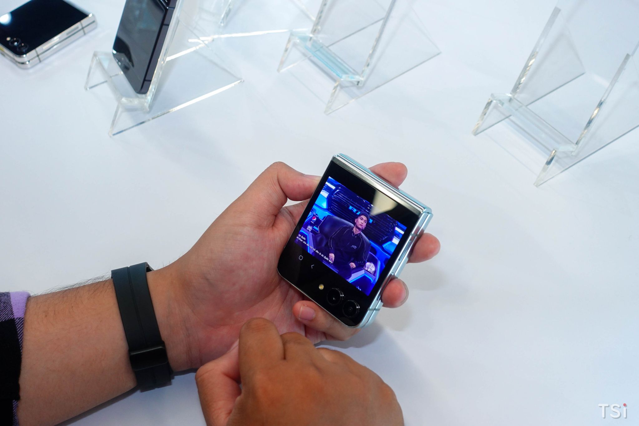 Trên tay nhanh Galaxy Z Flip5: sang trọng, màn hình ngoài hấp dẫn Trên tay nhanh Galaxy Z Flip5: sang trọng, màn hình ngoài hấp dẫn