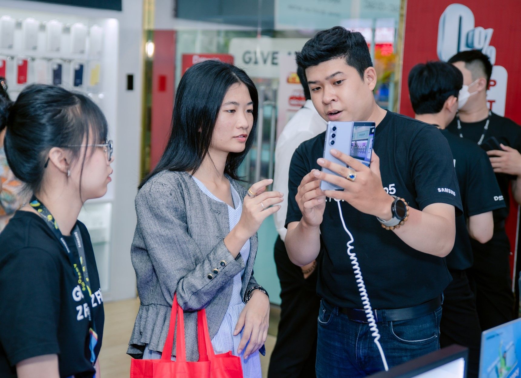 Mua Galaxy Z Fold5, Z Flip5: Xài đã không thích thì trả 218197-mua-galaxy-z-fold5-z-flip5-thoai-mai