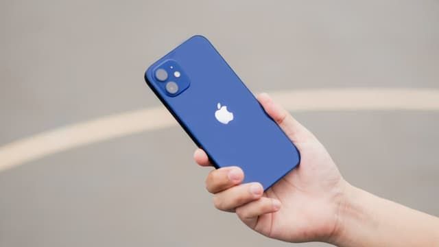 Pháp buộc Apple tạm ngừng bán iPhone 12 do bức xạ điện từ lớn - Ảnh 1. Bức xạ điện từ khiến Pháp buộc Apple ngừng bán iPhone 12 có thật sự nguy hiểm?