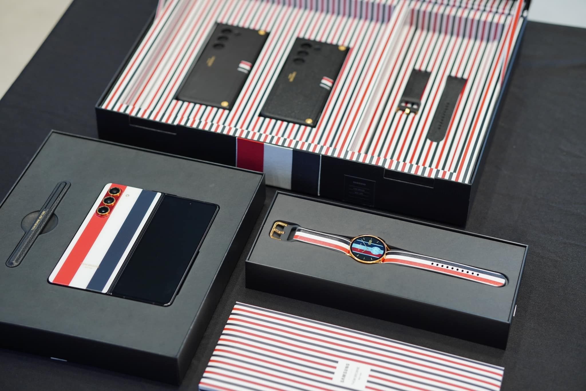 Bộ sưu tập Galaxy Z Fold5 Thom Browne Edition lập kỷ lục "sold-out" chỉ sau 10 phút 220541-galaxy-z-fold-5-thom-browne-sold-out