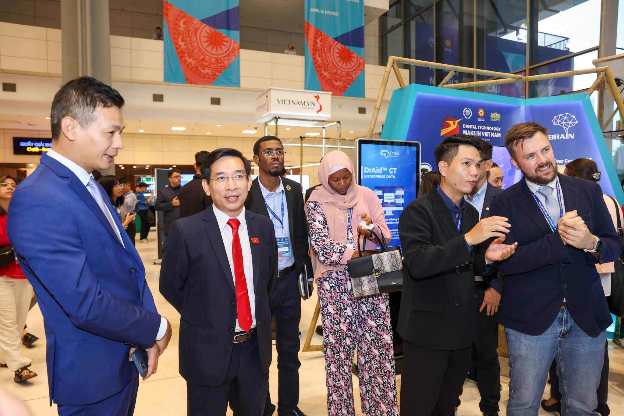 FPT trình diễn sản phẩm chuyển đổi số và đổi mới sáng tạo tại Hội nghị Nghị sĩ trẻ toàn cầu 2023 220954-fpt-chuyen-doi-so-va-doi-moi-sang-tao