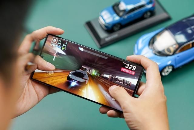 Samsung 'sờ gáy' Táo Khuyết với thời lượng pin sử dụng ngang ngữa Samsung 'sờ gáy' Táo Khuyết với thời lượng pin sử dụng ngang ngữa