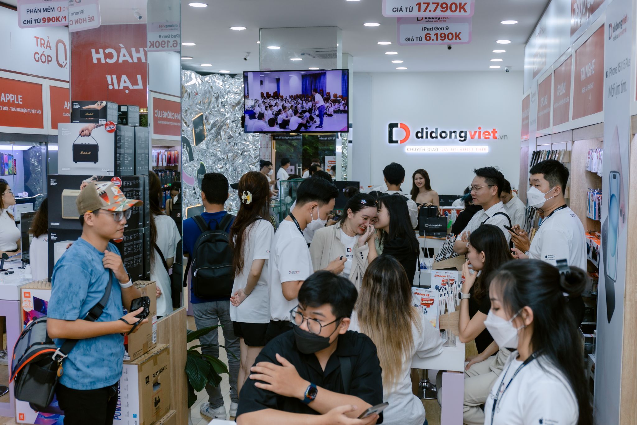 Di Động Việt sẵn hàng iPhone 15 cho khách hàng muốn mua ngay Di Động Việt sẵn hàng iPhone 15 cho khách hàng muốn mua ngay