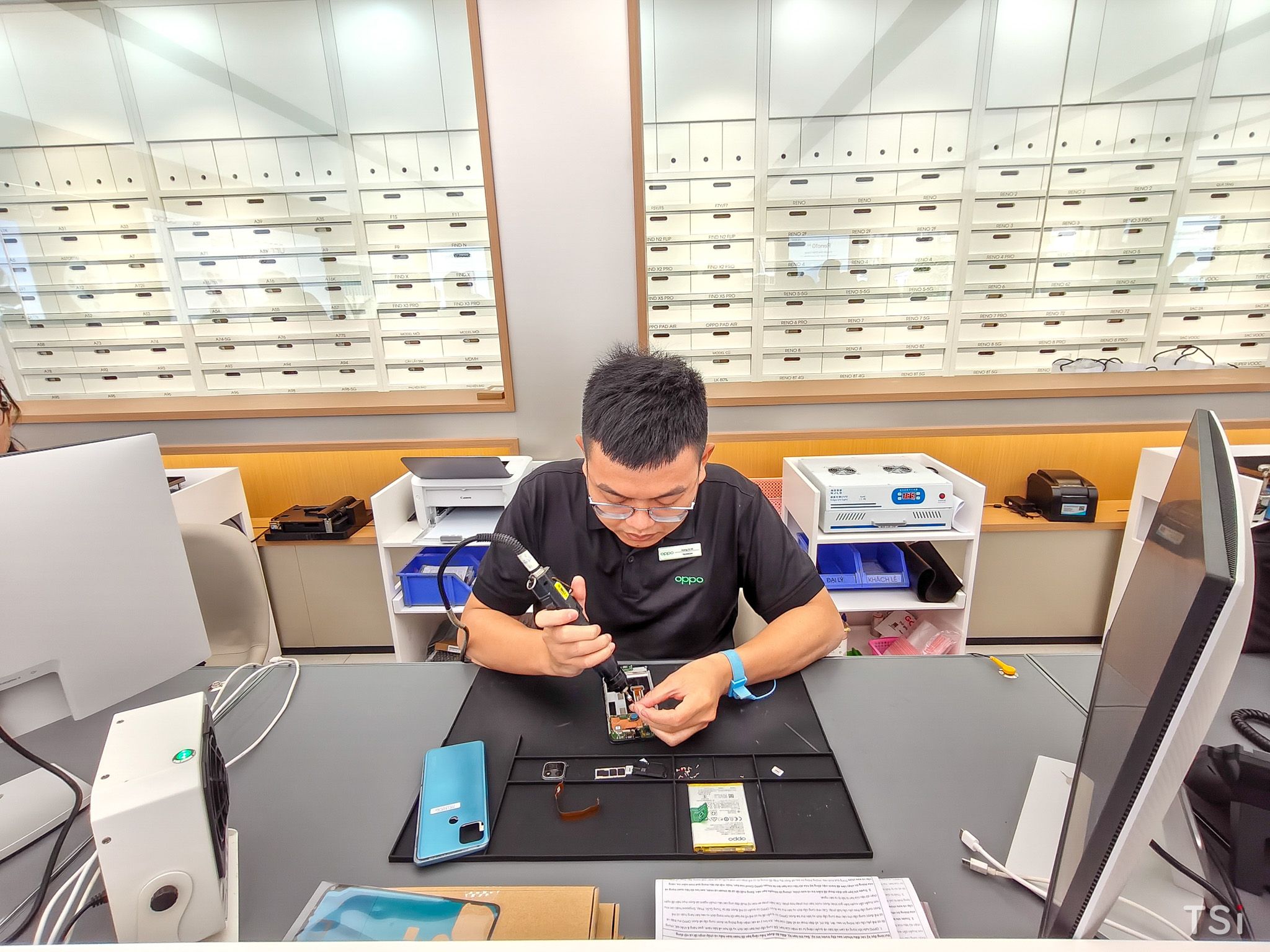 OPPO Premium Service Center đầu tiên ra mắt tại Việt Nam OPPO Premium Service Center đầu tiên ra mắt tại Việt Nam