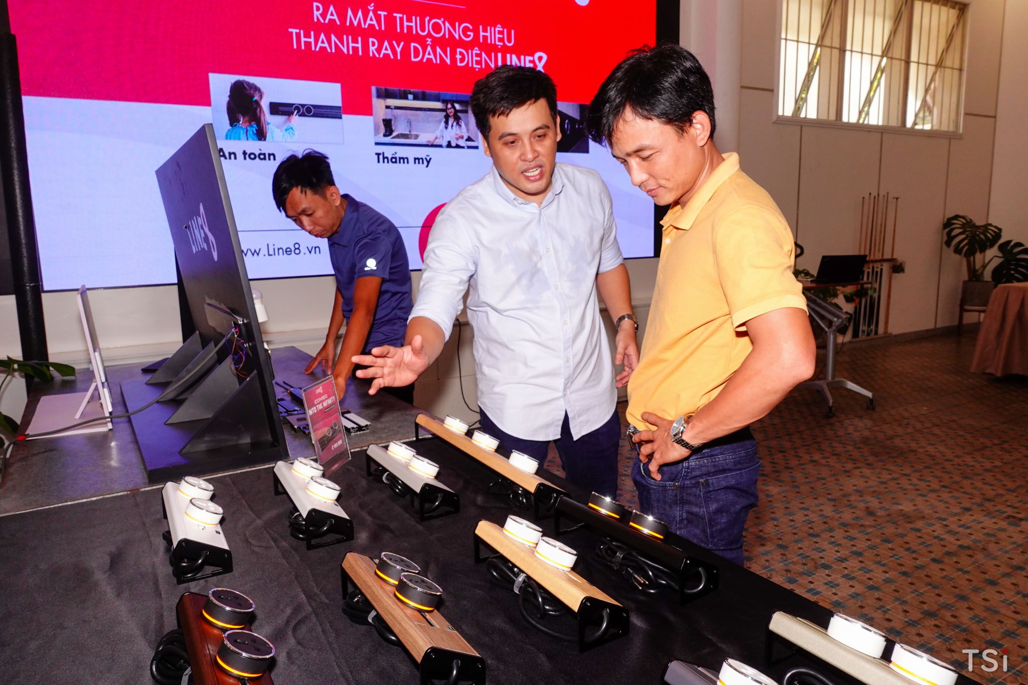 Ra mắt thanh ray dẫn điện Line8, khởi điểm từ 2,5 triệu đồng Ra mắt thanh ray dẫn điện Line8, khởi điểm từ 2,5 triệu đồng