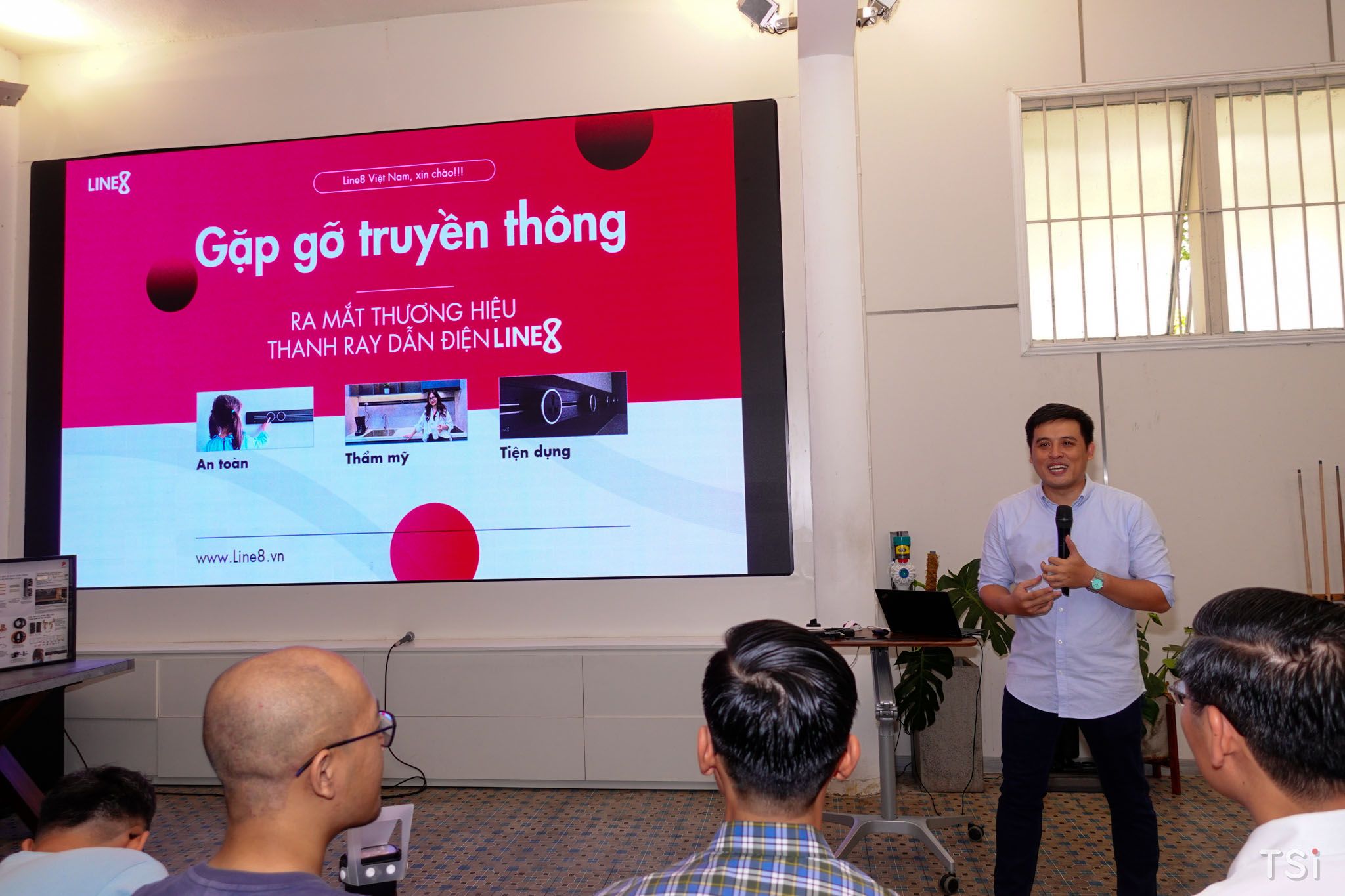Ra mắt thanh ray dẫn điện Line8, khởi điểm từ 2,5 triệu đồng Ra mắt thanh ray dẫn điện Line8, khởi điểm từ 2,5 triệu đồng