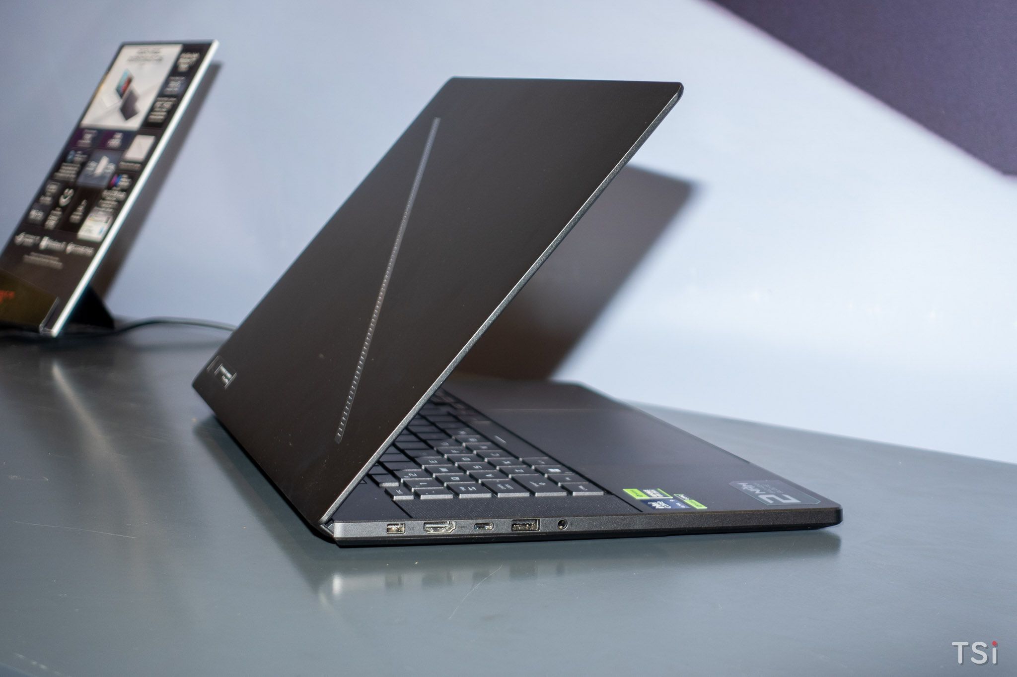 ASUS lên kệ ROG Zephyrus G14/G16, giá từ 55 triệu đồng ASUS lên kệ ROG Zephyrus G14/G16, giá từ 55 triệu đồng