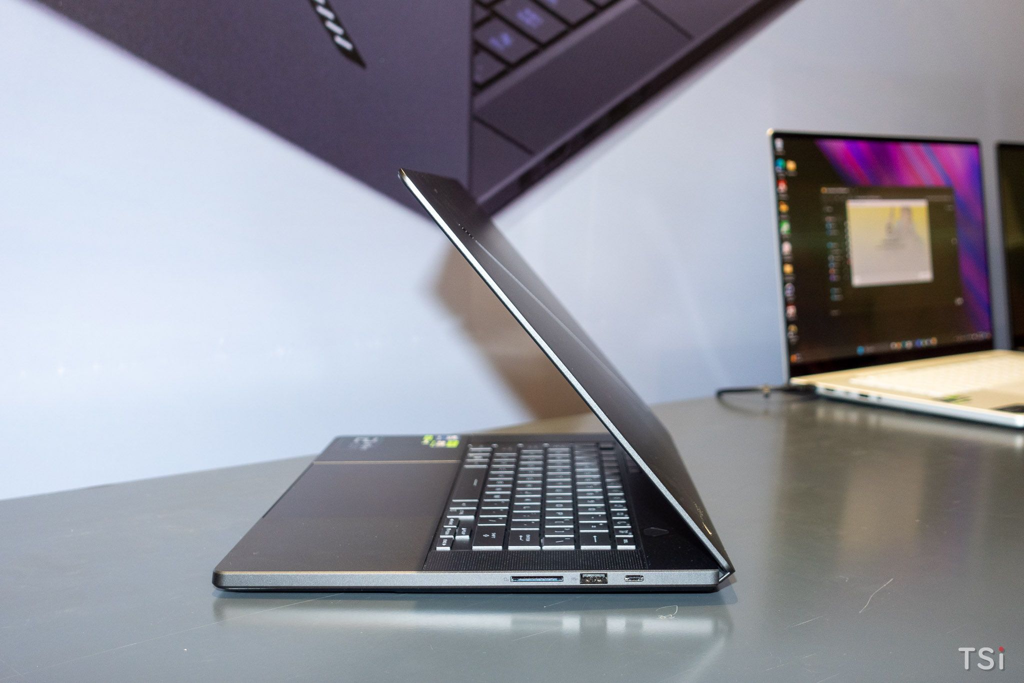 ASUS lên kệ ROG Zephyrus G14/G16, giá từ 55 triệu đồng ASUS lên kệ ROG Zephyrus G14/G16, giá từ 55 triệu đồng