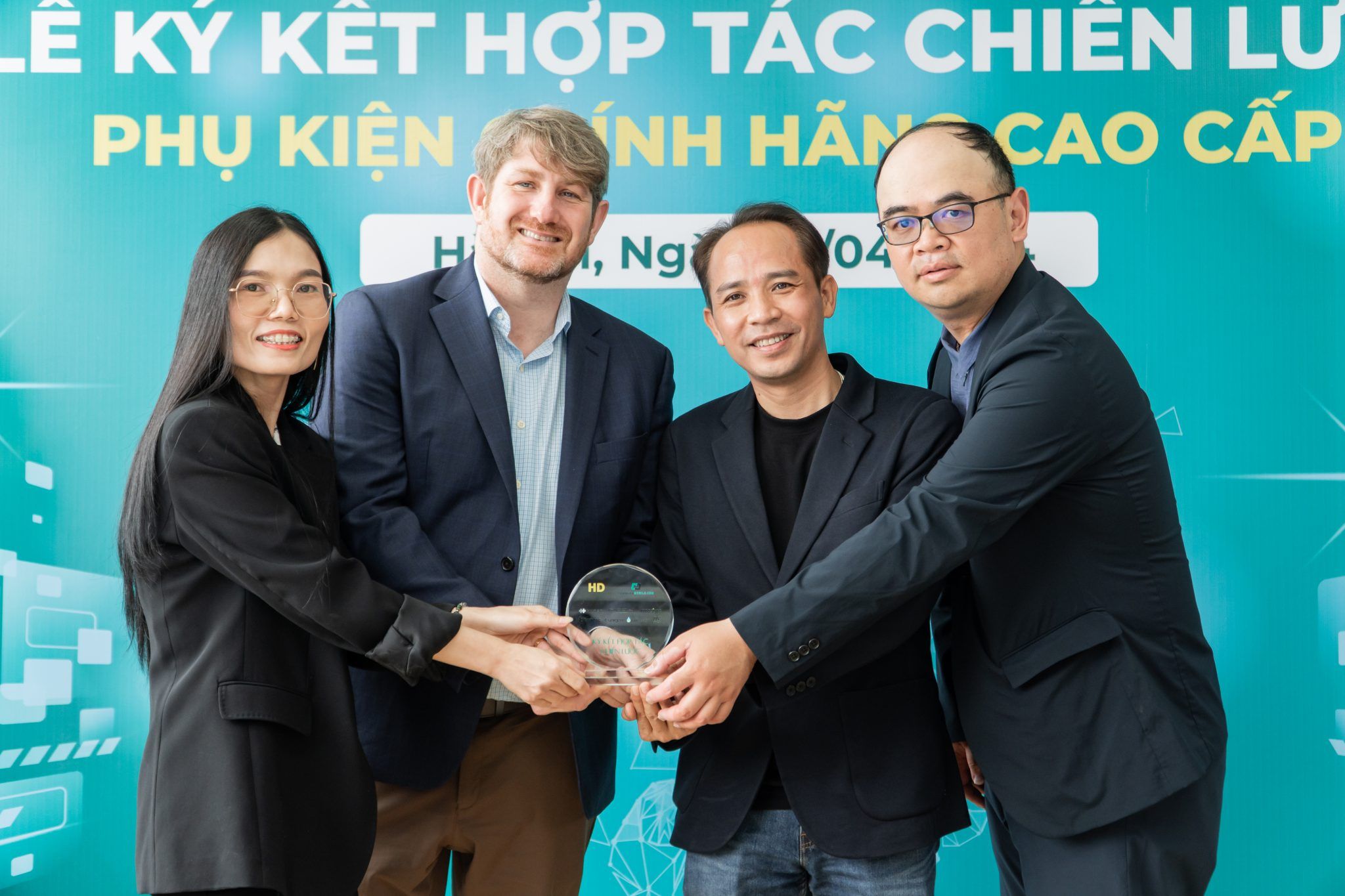 HDAccessory và Hoàng Hà Mobile ký kết hợp tác chiến lược phân phối phụ kiện chính hãng cao cấp HDAccessory và Hoàng Hà Mobile ký kết hợp tác chiến lược phân phối phụ kiện chính hãng cao cấp