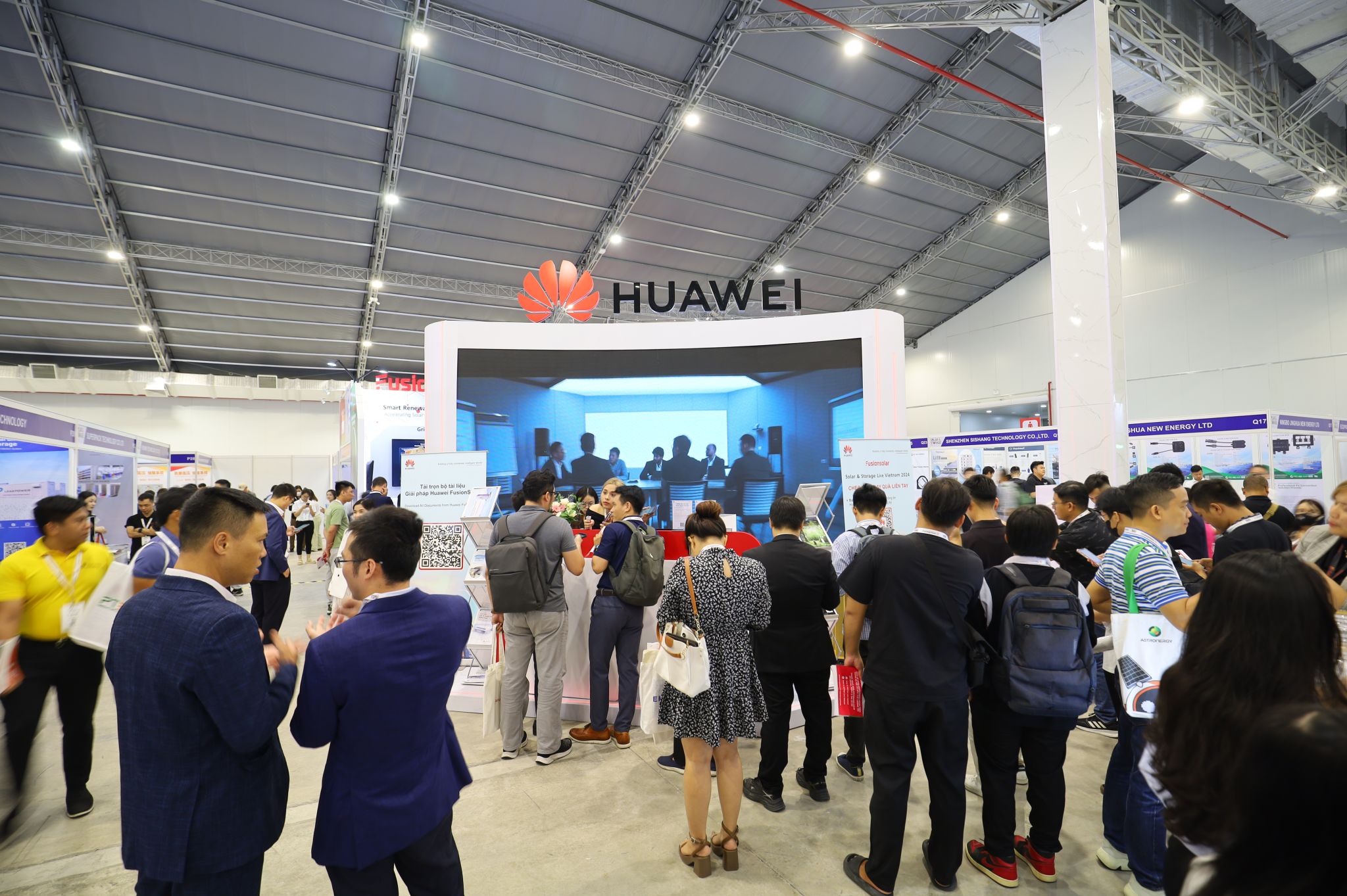 Huawei giới thiệu giải pháp tạo lưới Grid Forming để tháo gỡ thách thức cho hệ thống điện mặt trời tại Việt Nam 236686-huawei-grid-forming-dien-mat-troi