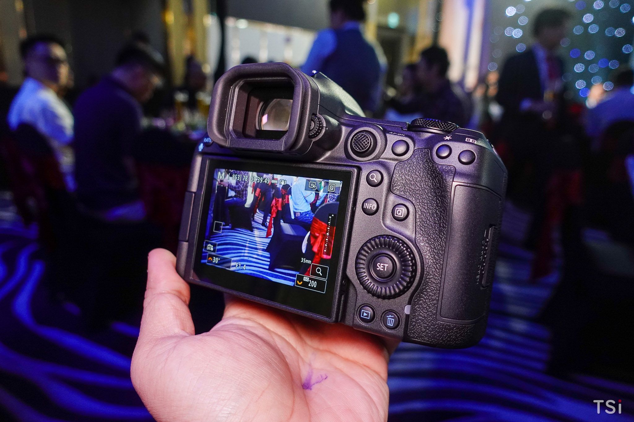 Canon ra mắt EOS R1 và EOS R5 Mark II Canon ra mắt EOS R1 và EOS R5 Mark II