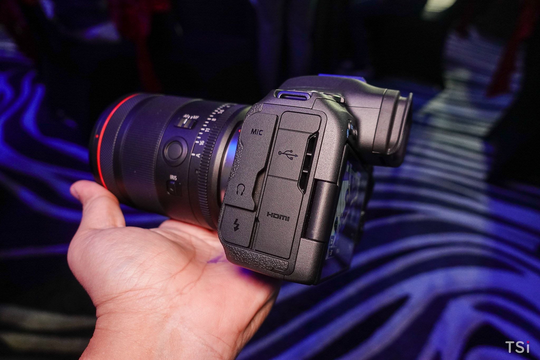 Canon ra mắt EOS R1 và EOS R5 Mark II Canon ra mắt EOS R1 và EOS R5 Mark II