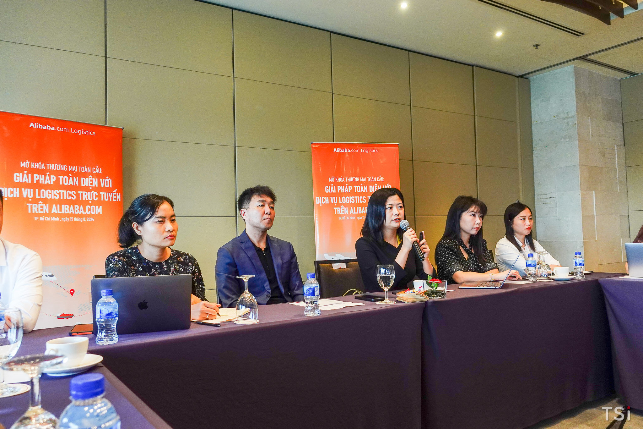 Alibaba.com ra mắt dịch vụ logistics trực tuyến, tăng cường cam kết với các doanh nghiệp Việt Alibaba.com ra mắt dịch vụ logistics trực tuyến, tăng cường cam kết với các doanh nghiệp Việt