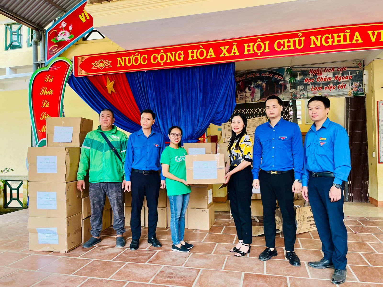 Grab Việt Nam trao tặng hỗ trợ cho người dân bị ảnh hưởng bởi bão, lũ ở miền Bắc Grab Việt Nam trao tặng hỗ trợ cho người dân bị ảnh hưởng bởi bão, lũ ở miền Bắc