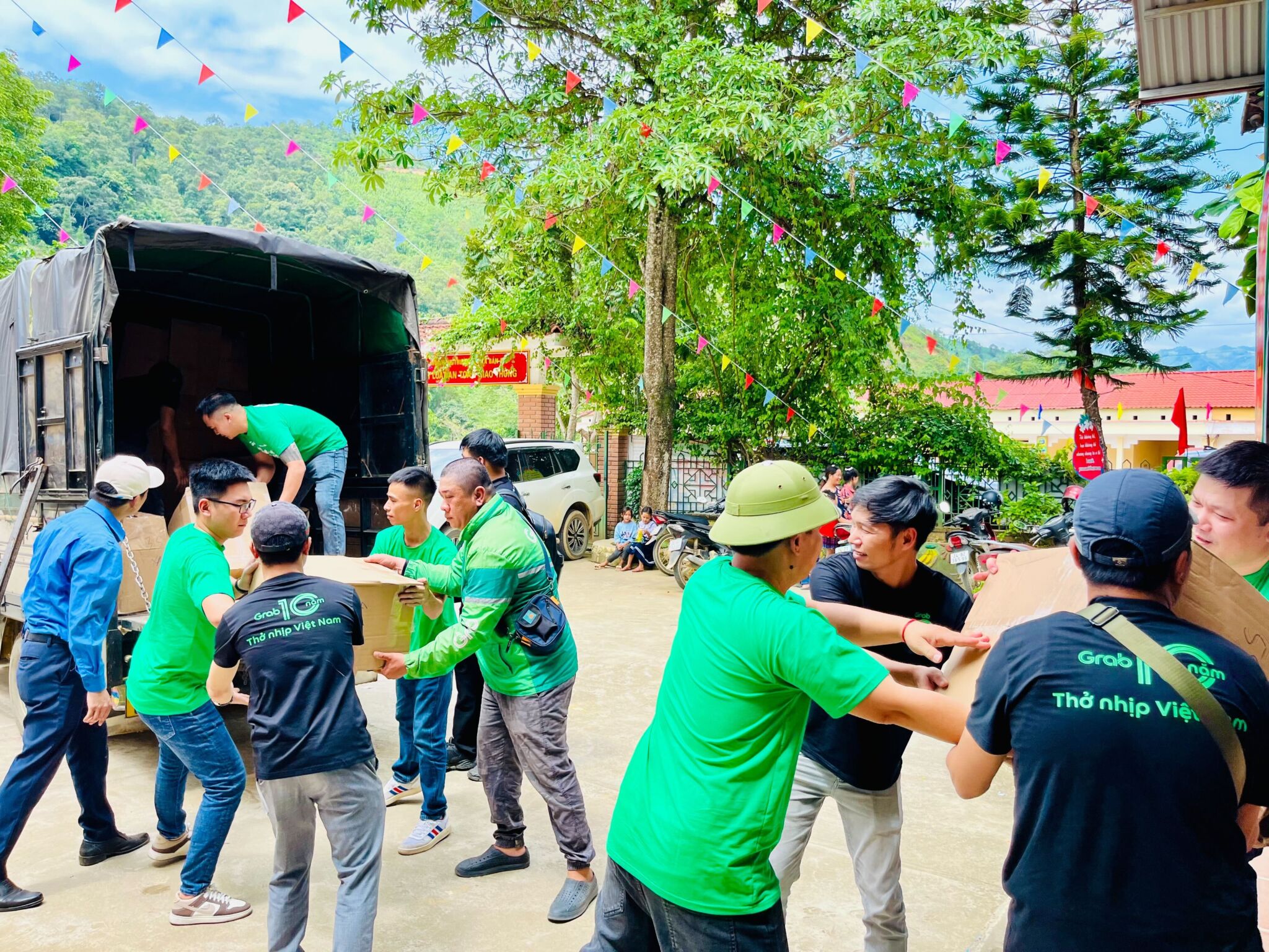 Grab Việt Nam trao tặng hỗ trợ cho người dân bị ảnh hưởng bởi bão, lũ ở miền Bắc Grab Việt Nam trao tặng hỗ trợ cho người dân bị ảnh hưởng bởi bão, lũ ở miền Bắc