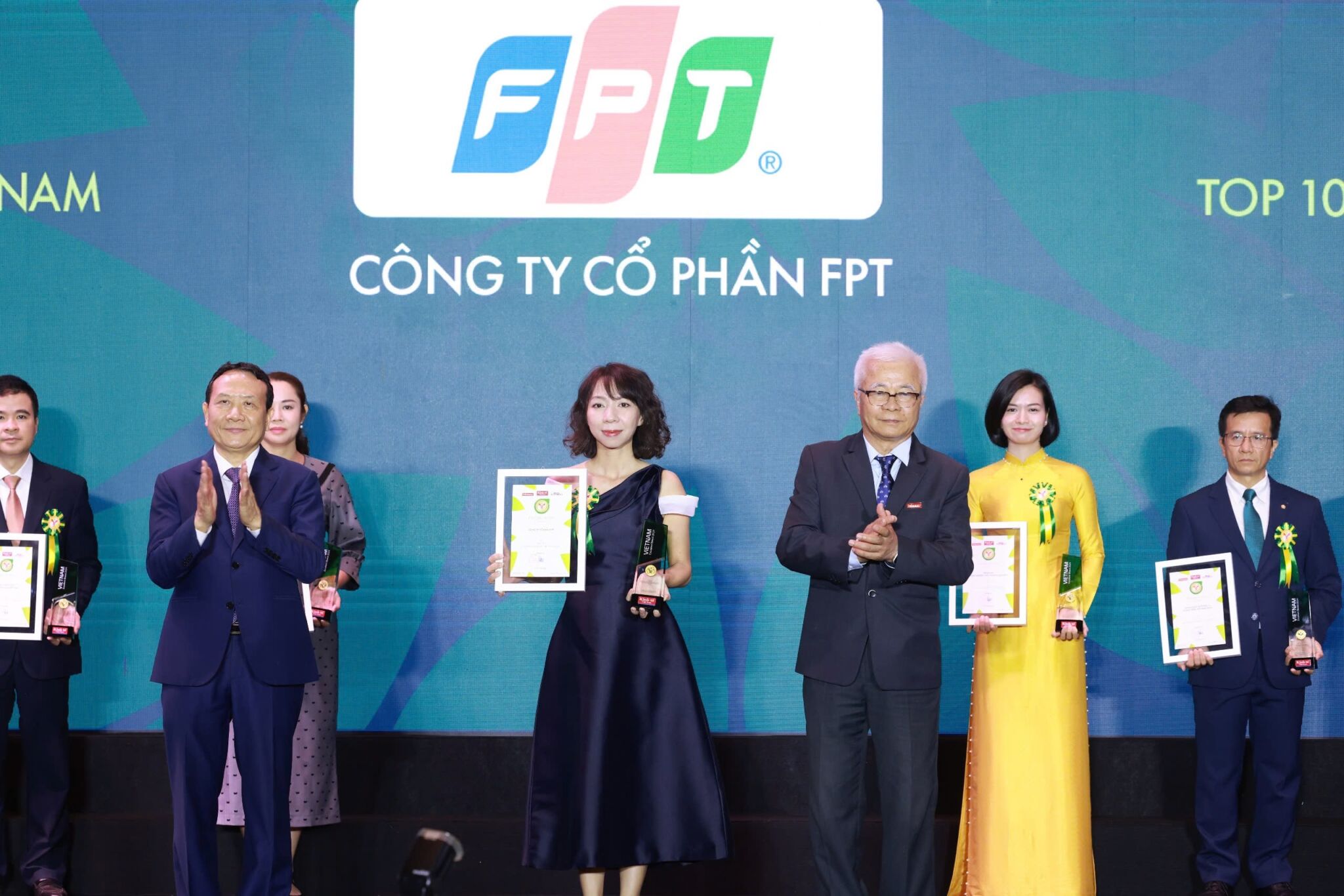 FPT được vinh danh Top 10 thương hiệu mạnh Việt Nam 2024 FPT “sếu đầu đàn” trong ngành công nghệ thông tin Việt Nam