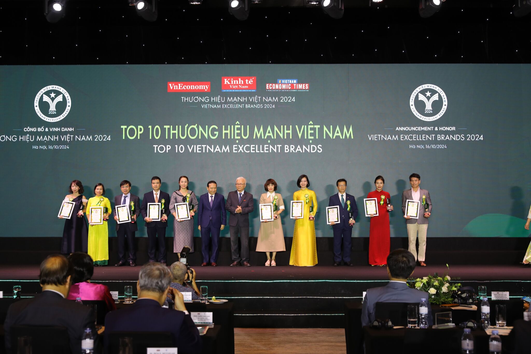 FPT được vinh danh Top 10 thương hiệu mạnh Việt Nam 2024 FPT “sếu đầu đàn” trong ngành công nghệ thông tin Việt Nam