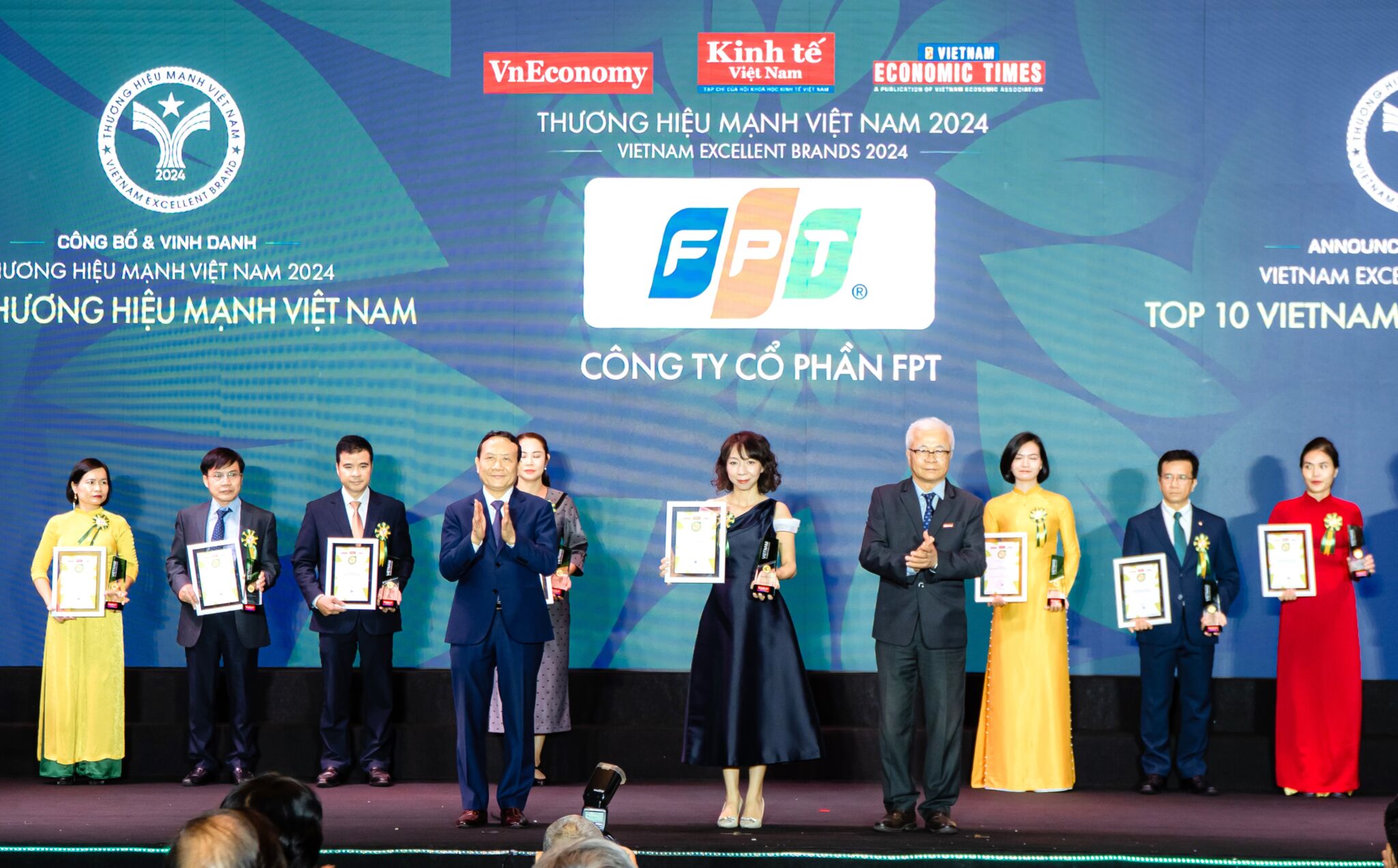 FPT được vinh danh Top 10 thương hiệu mạnh Việt Nam 2024 FPT “sếu đầu đàn” trong ngành công nghệ thông tin Việt Nam