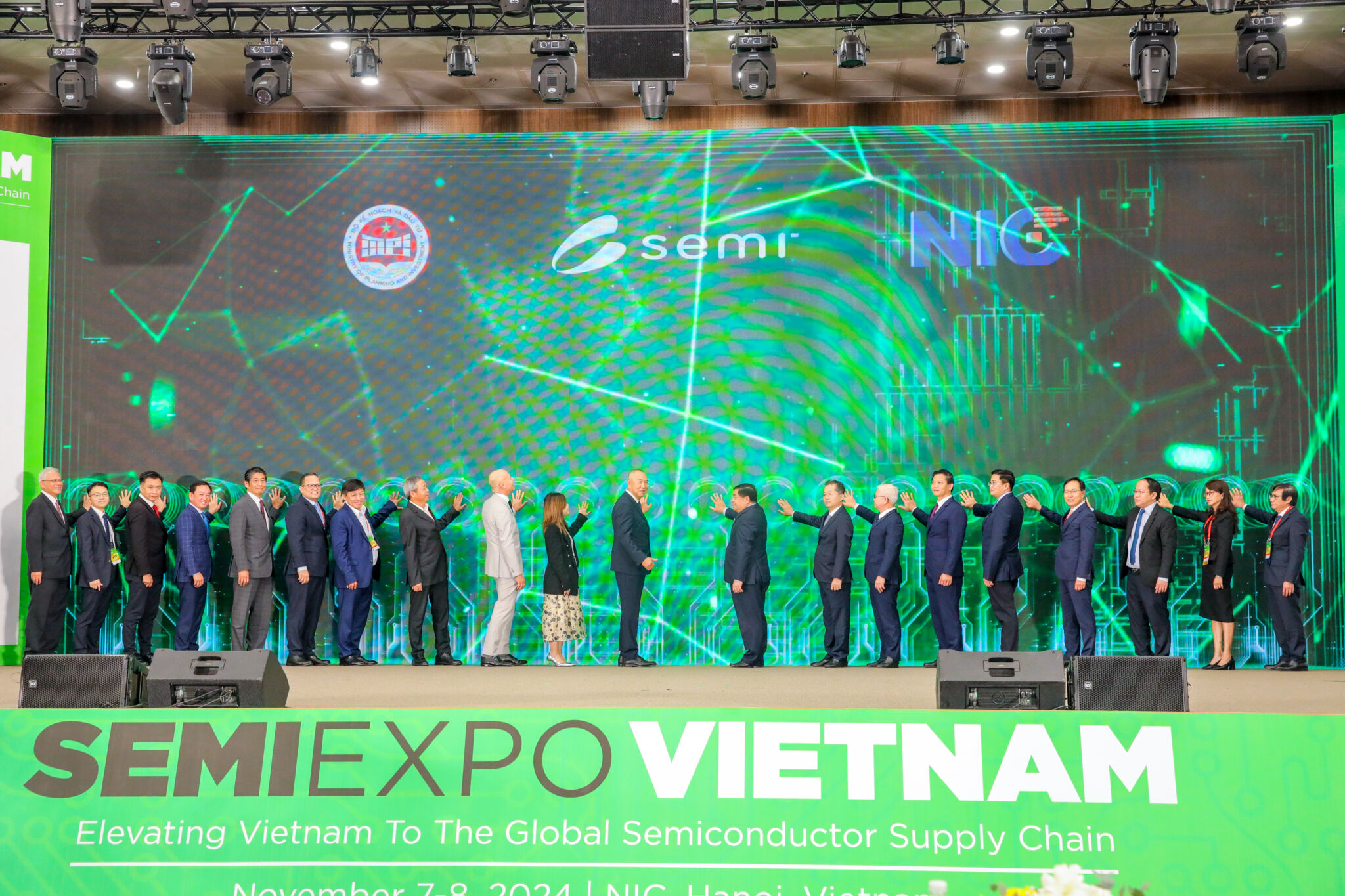 CMC tạo ấn tượng tại triển lãm ngành công nghiệp bán dẫn Việt Nam 2024 CMC tạo ấn tượng tại triển lãm ngành công nghiệp bán dẫn Việt Nam 2024