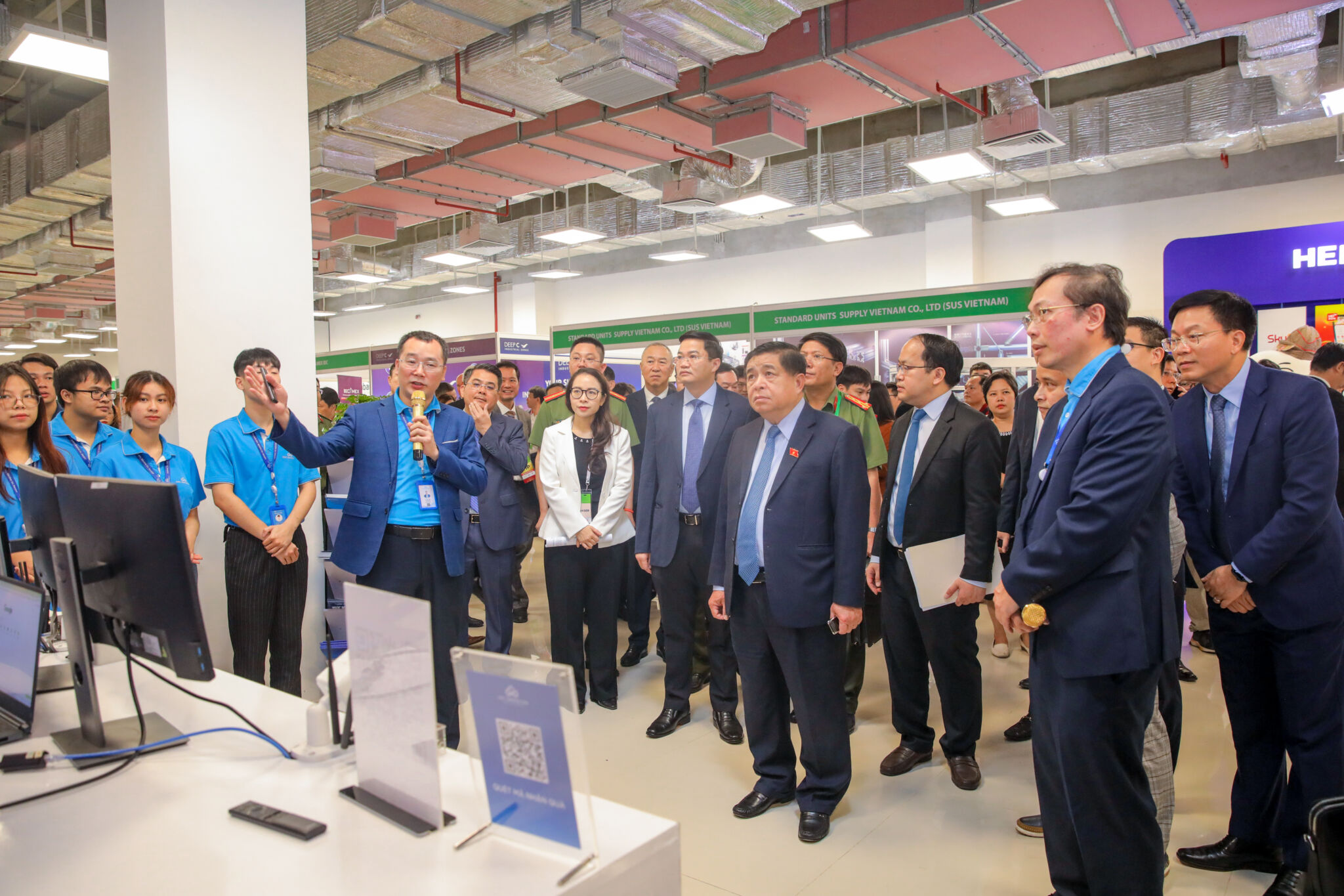 CMC tạo ấn tượng tại triển lãm ngành công nghiệp bán dẫn Việt Nam 2024 CMC tạo ấn tượng tại triển lãm ngành công nghiệp bán dẫn Việt Nam 2024