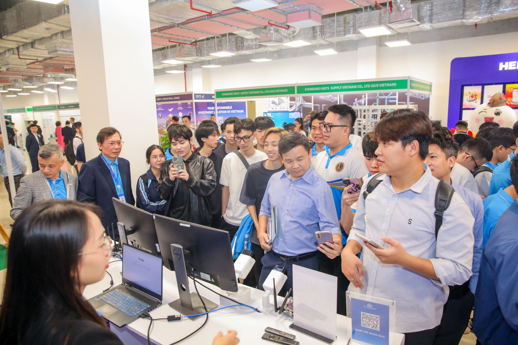CMC tạo ấn tượng tại triển lãm ngành công nghiệp bán dẫn Việt Nam 2024 CMC tạo ấn tượng tại triển lãm ngành công nghiệp bán dẫn Việt Nam 2024