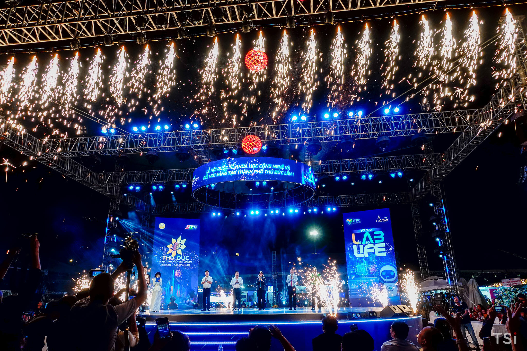 Khai mạc lễ hội Công nghệ ngoài trời đầu tiên tại Việt Nam - Thủ Đức Innovation Fest 2024 Khai mạc lễ hội Công nghệ ngoài trời đầu tiên tại Việt Nam - Thủ Đức Innovation Fest 2024