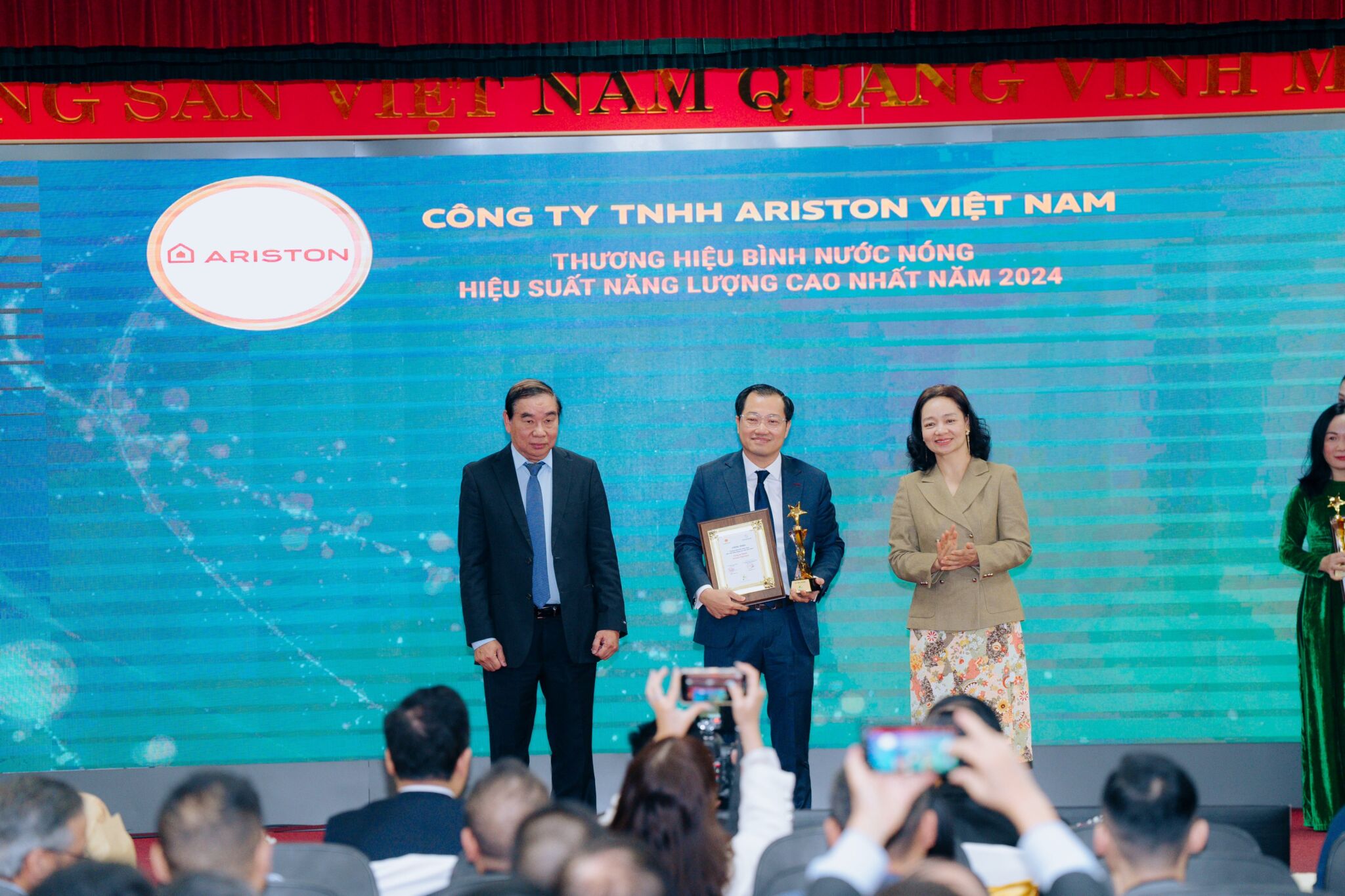 Ariston dẫn đầu thị trường máy nước nóng với giải thưởng hiệu suất năng lượng cao nhất năm 2024 Ariston dẫn đầu thị trường máy nước nóng với giải thưởng hiệu suất năng lượng cao nhất năm 2024