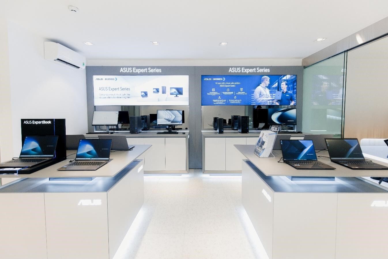 A room with computers and monitorsAI-generated content may be incorrect.