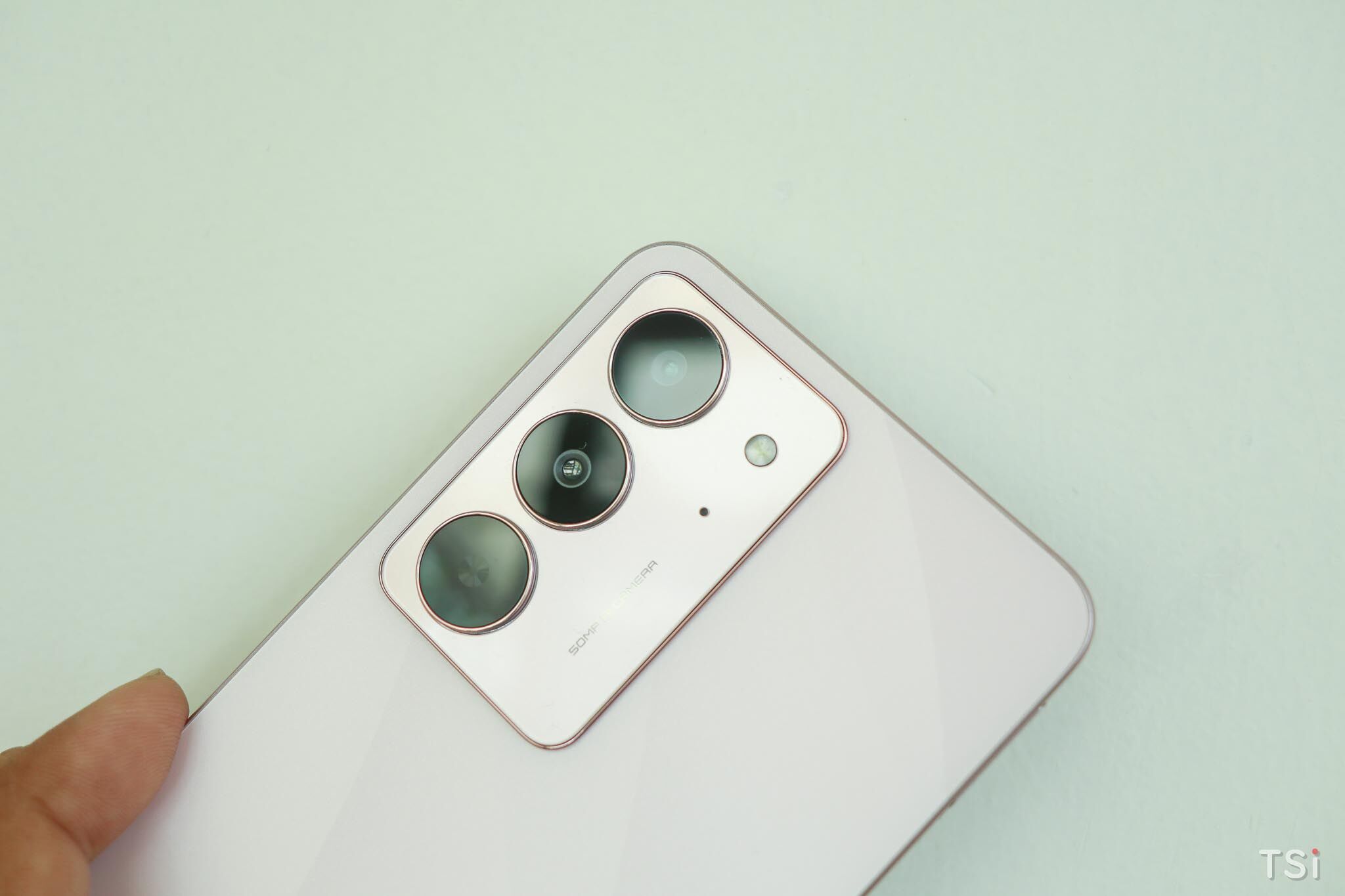 Trên tay nhanh realme C75x: bền bỉ, pin trâu, giá mềm Trên tay nhanh realme C75x: bền bỉ, pin trâu, giá mềm