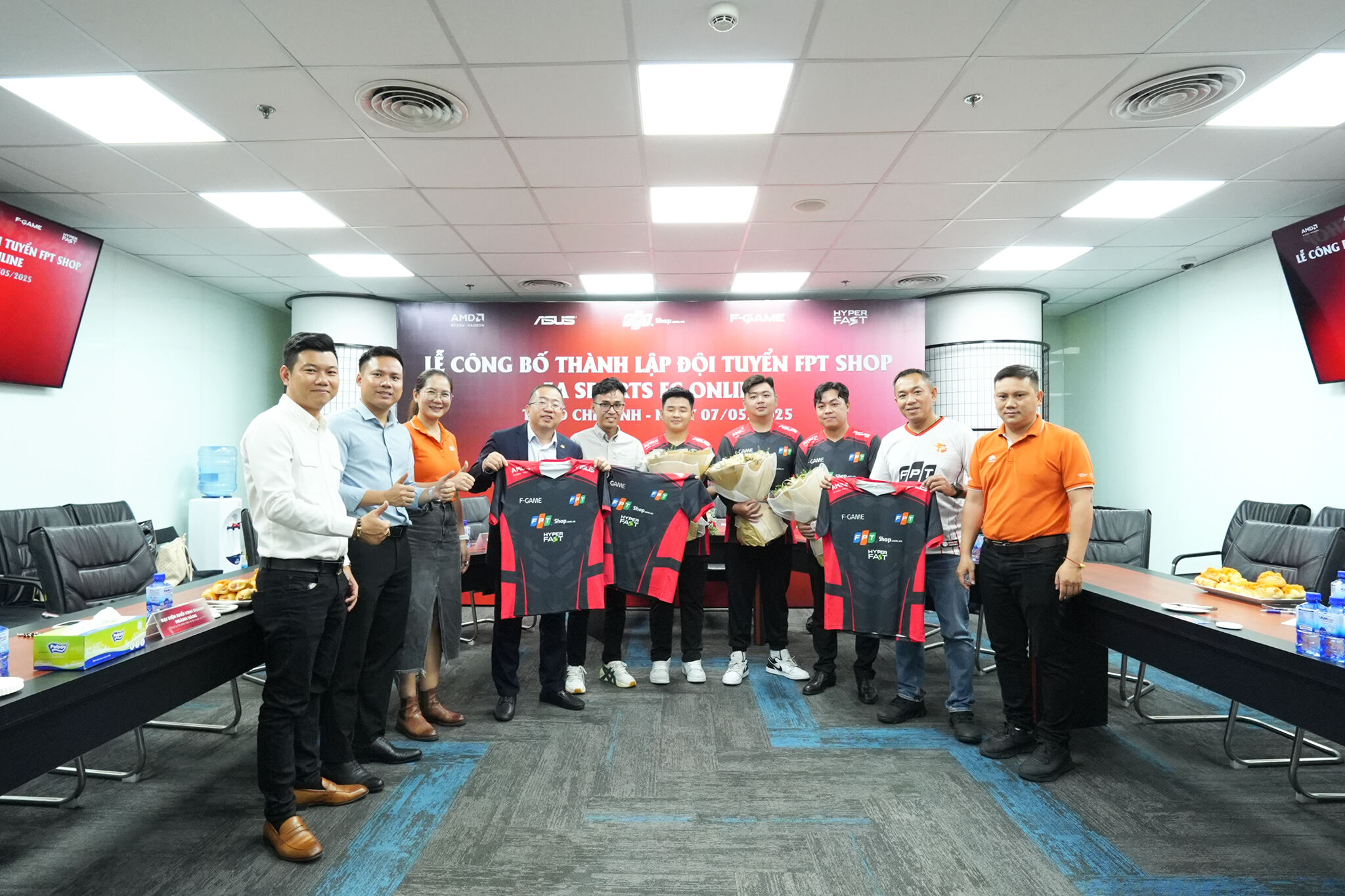 FPT Shop chính thức “ra sân” eSports với đội tuyển FPT SHOP FC ONLINE FPT Shop chính thức “ra sân” eSports với đội tuyển FPT SHOP FC ONLINE