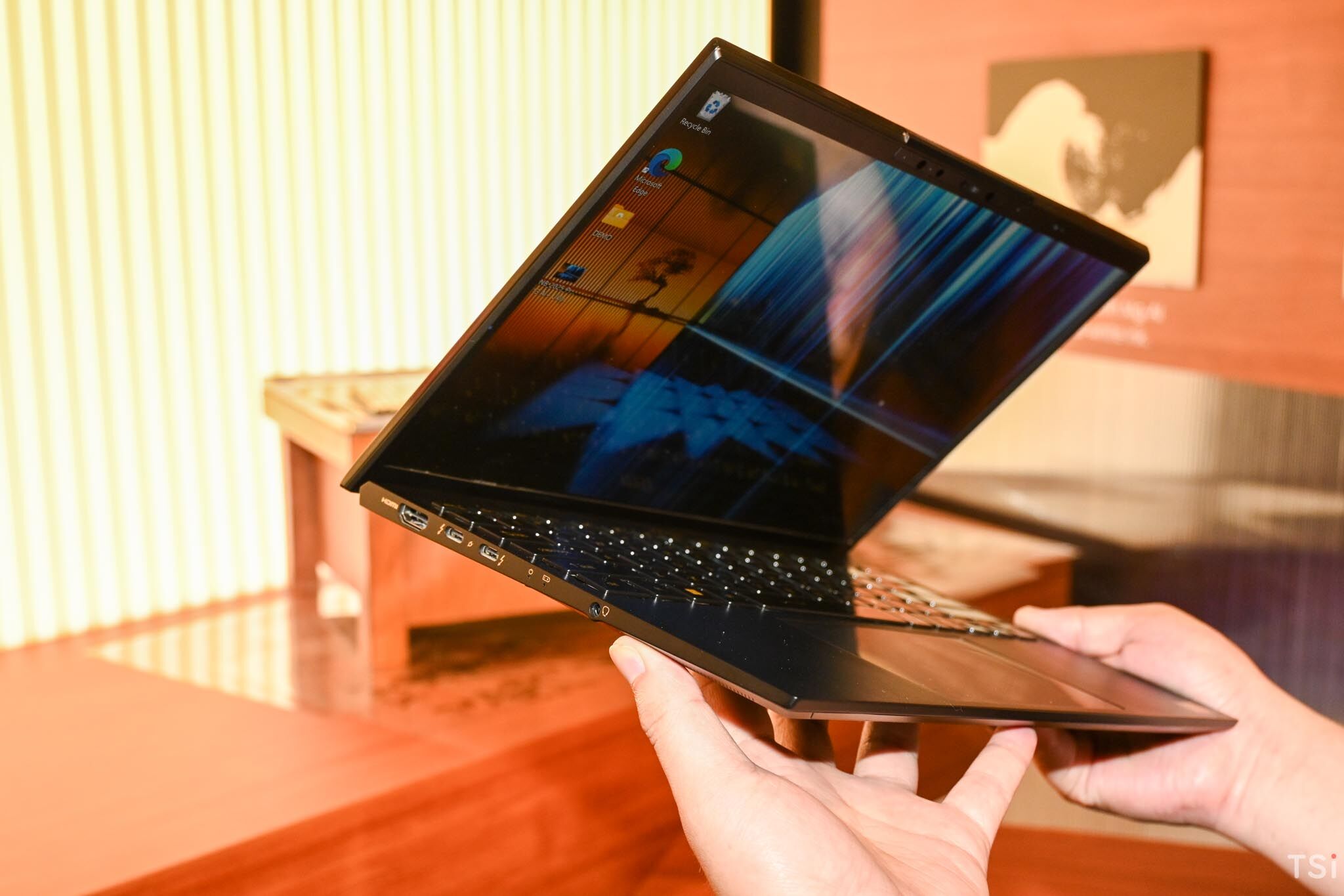 MSI Prestige 13 AI+ Ukiyo-e Edition: laptop mặt lưng tranh sơn mài phiên bản giới hạn MSI Prestige 13 AI+ Ukiyo-e Edition: laptop mặt lưng tranh sơn mài phiên bản giới hạn