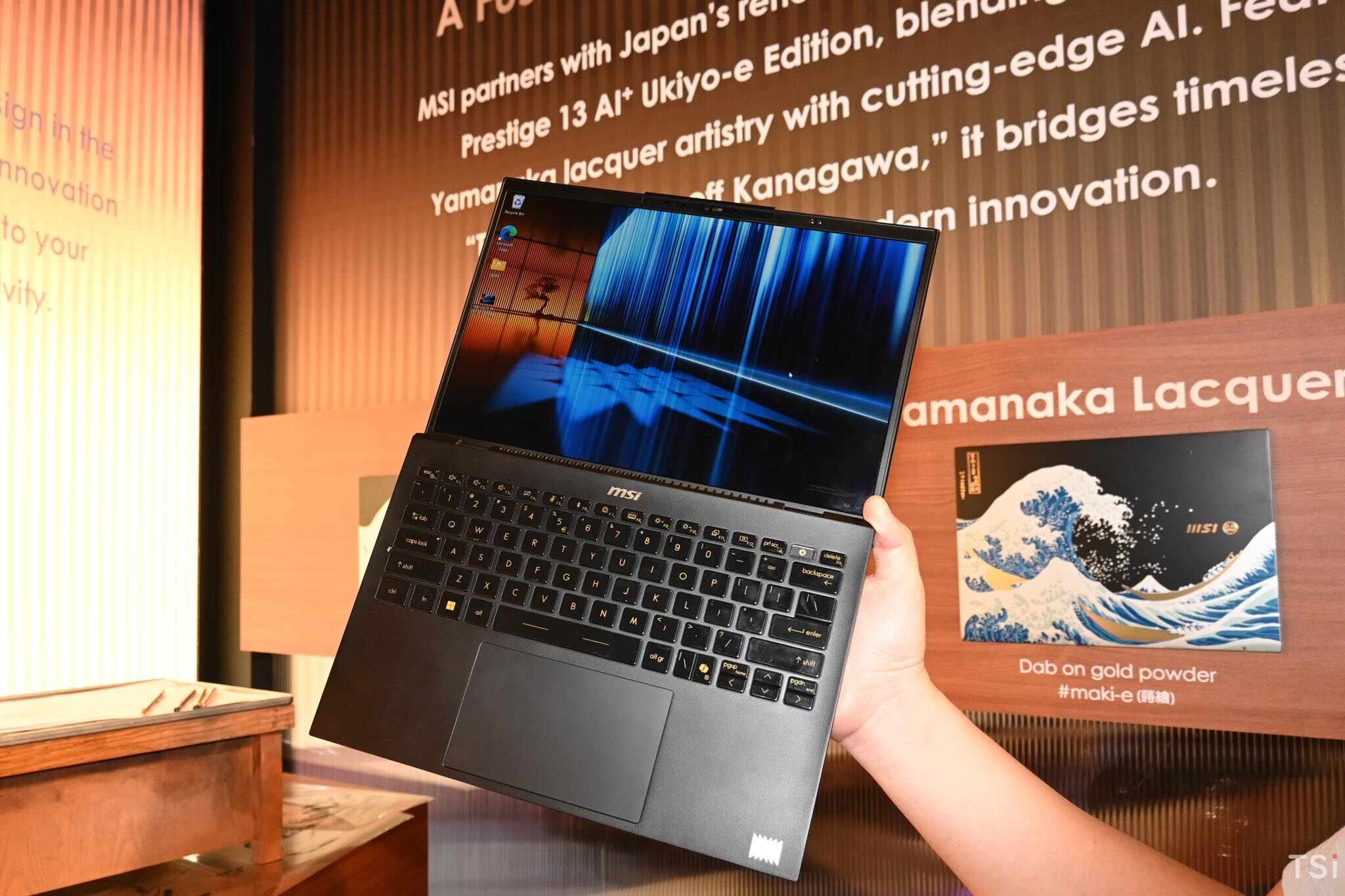 MSI Prestige 13 AI+ Ukiyo-e Edition: laptop mặt lưng tranh sơn mài phiên bản giới hạn MSI Prestige 13 AI+ Ukiyo-e Edition: laptop mặt lưng tranh sơn mài phiên bản giới hạn