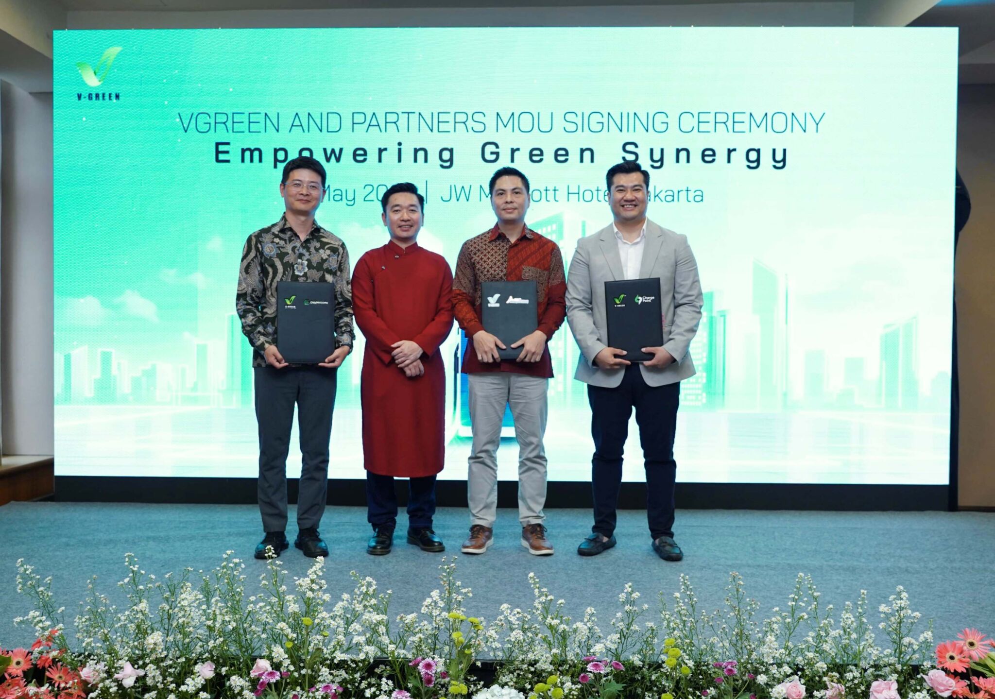 V-GREEN ký 4 đối tác để triển khai 63.000 cổng sạc VinFast tại Indonesia V-GREEN ký MOU với 4 đối tác để triển khai 63.000 cổng sạc VinFast tại Indonesia, dự kiến tổng đầu tư 300 triệu USD
