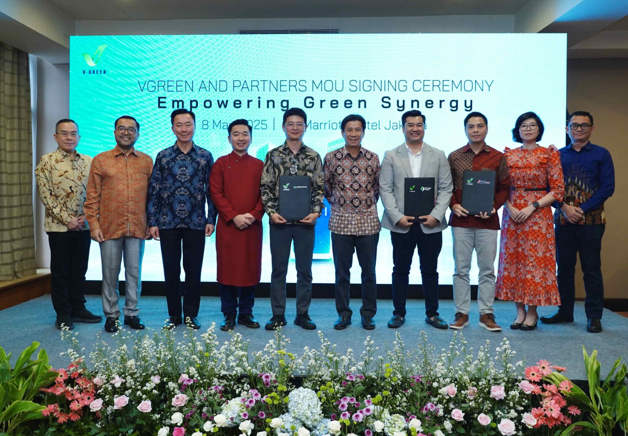 V-GREEN ký 4 đối tác để triển khai 63.000 cổng sạc VinFast tại Indonesia V-GREEN ký MOU với 4 đối tác để triển khai 63.000 cổng sạc VinFast tại Indonesia, dự kiến tổng đầu tư 300 triệu USD
